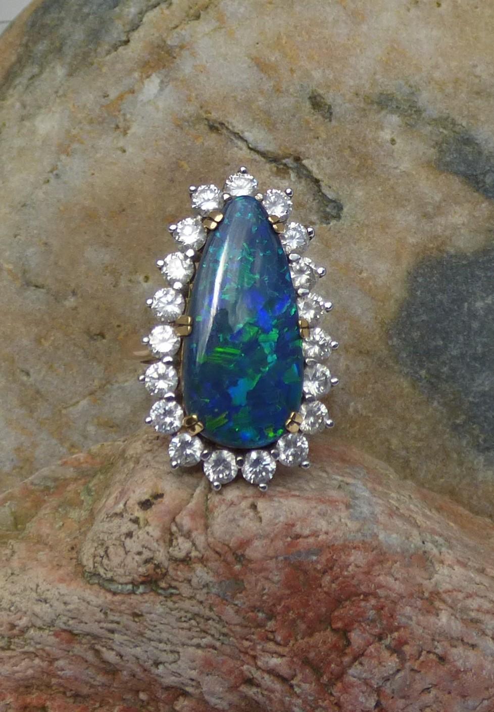 7ct. Birnenförmiger Cluster-Ring mit schwarzem Opal und Diamant (Moderne) im Angebot