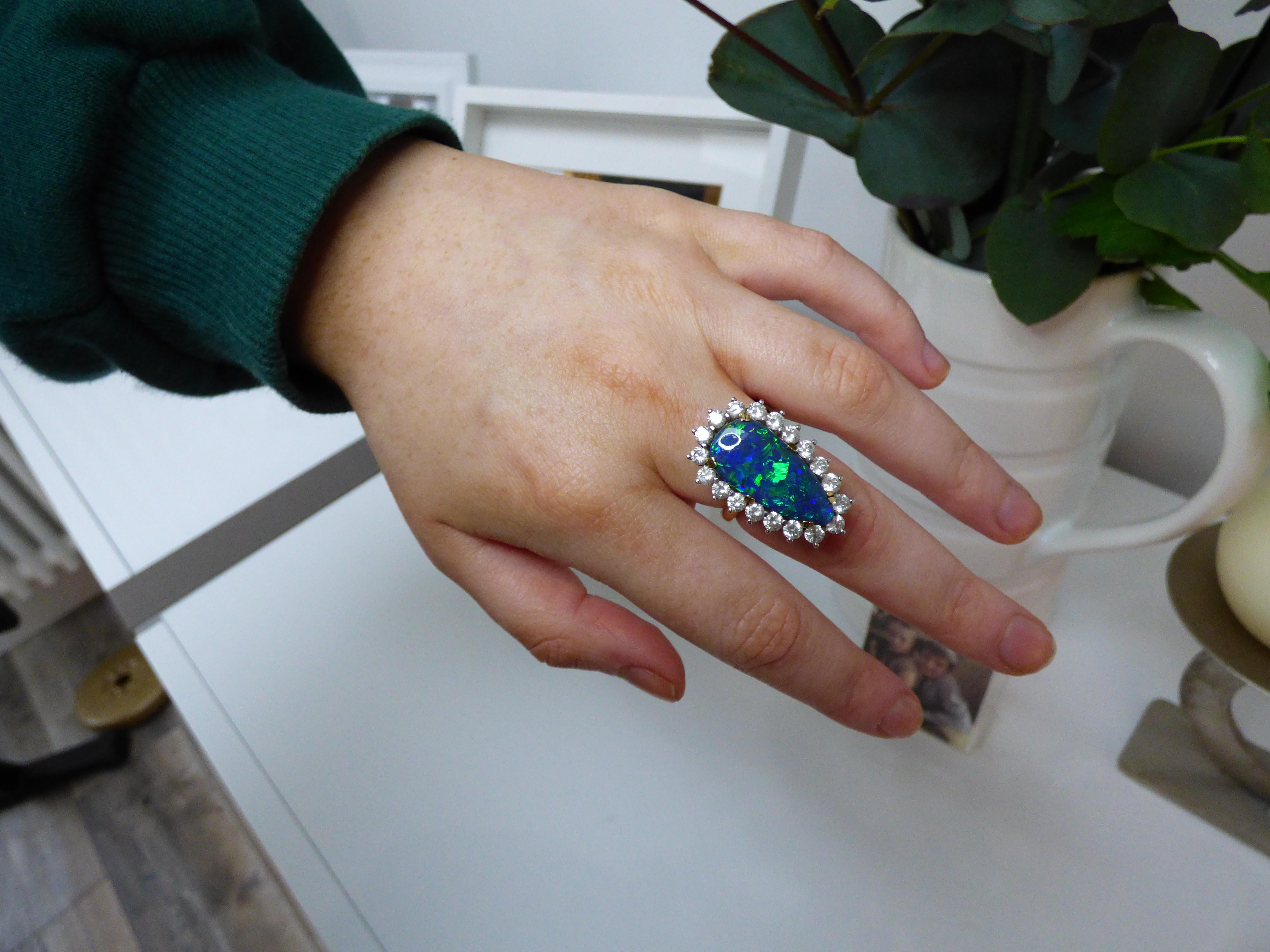 7ct. Birnenförmiger Cluster-Ring mit schwarzem Opal und Diamant (Tropfenschliff) im Angebot