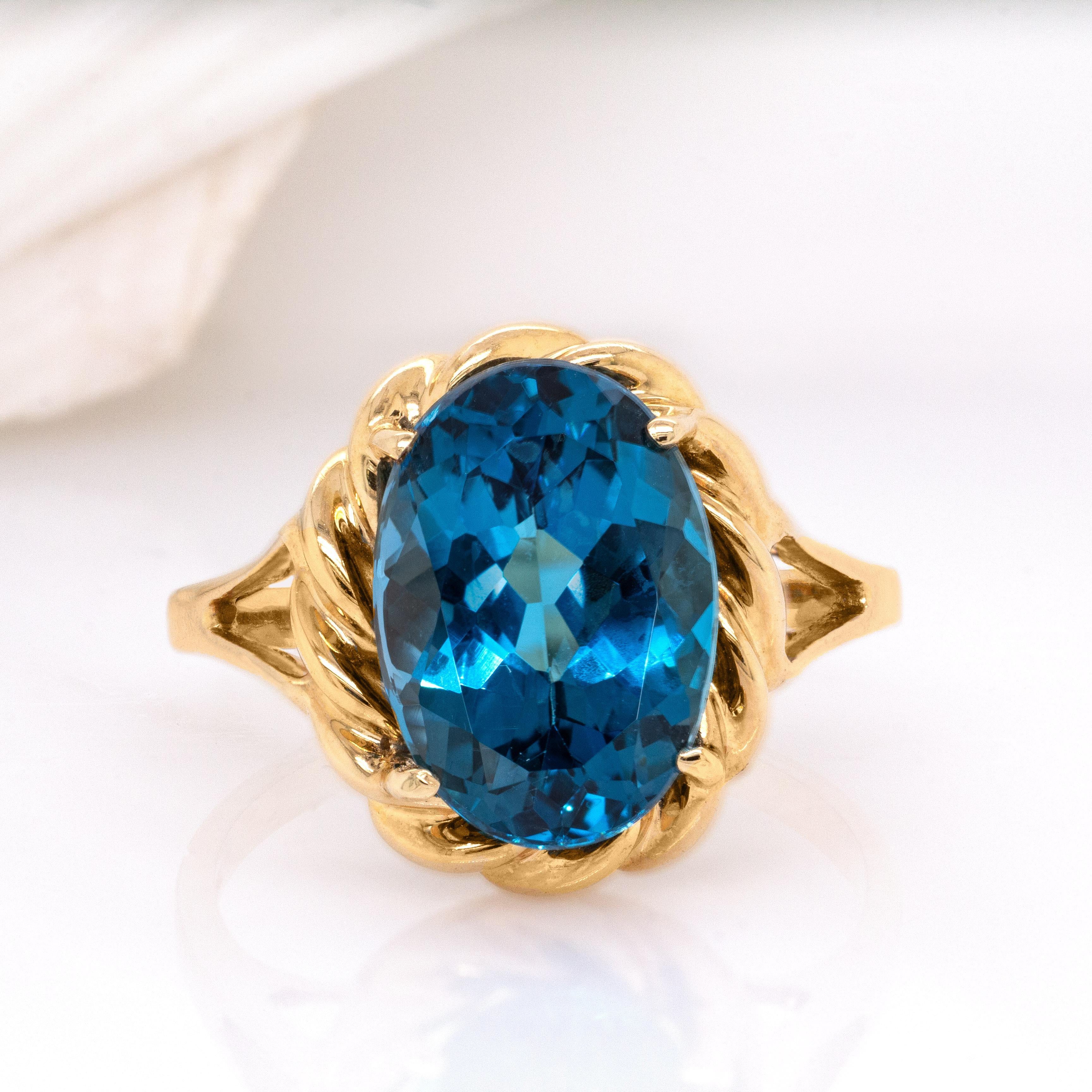 Contemporaneo Anello di 7cts Estate Statement London Blue Topaz: oro massiccio 14k, ovale 13x9mm in vendita