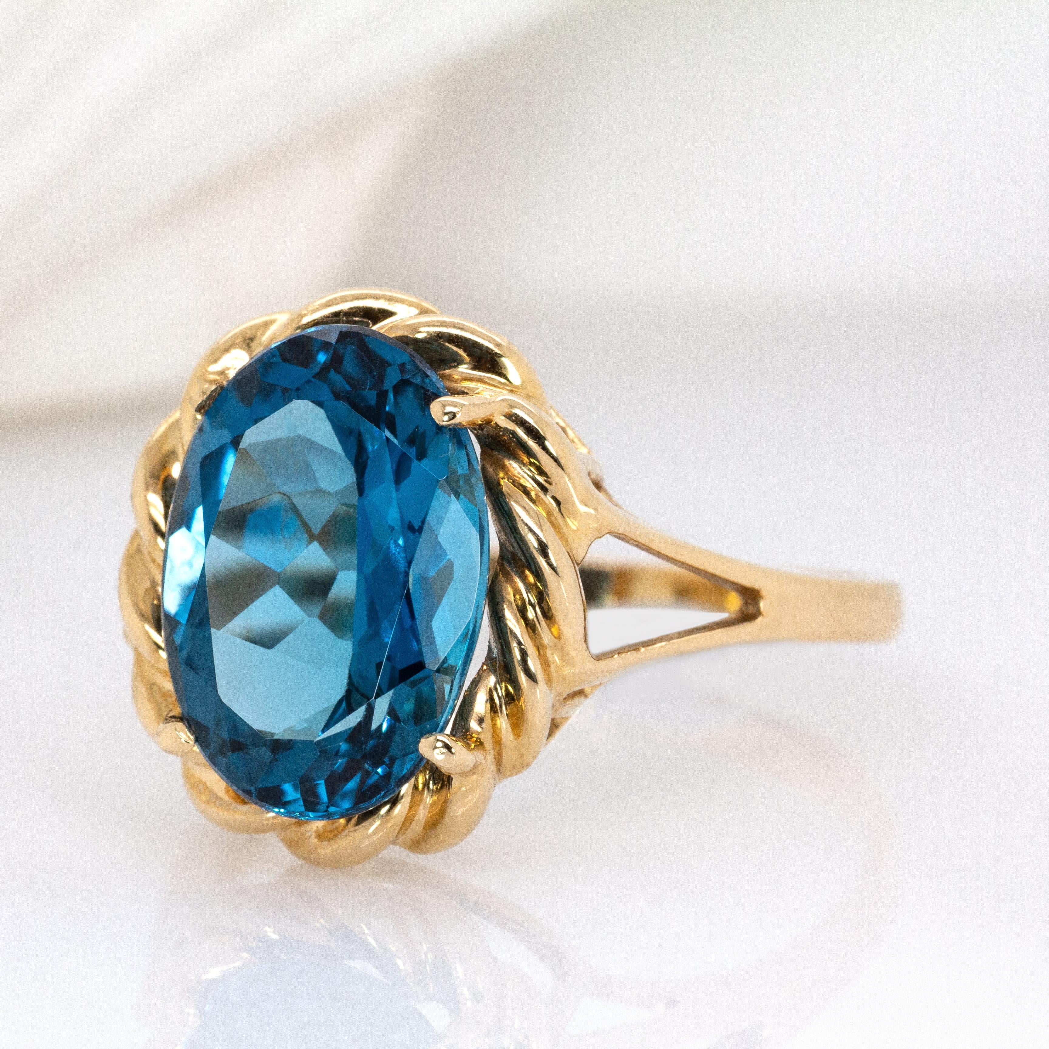 Taglio ovale Anello di 7cts Estate Statement London Blue Topaz: oro massiccio 14k, ovale 13x9mm in vendita