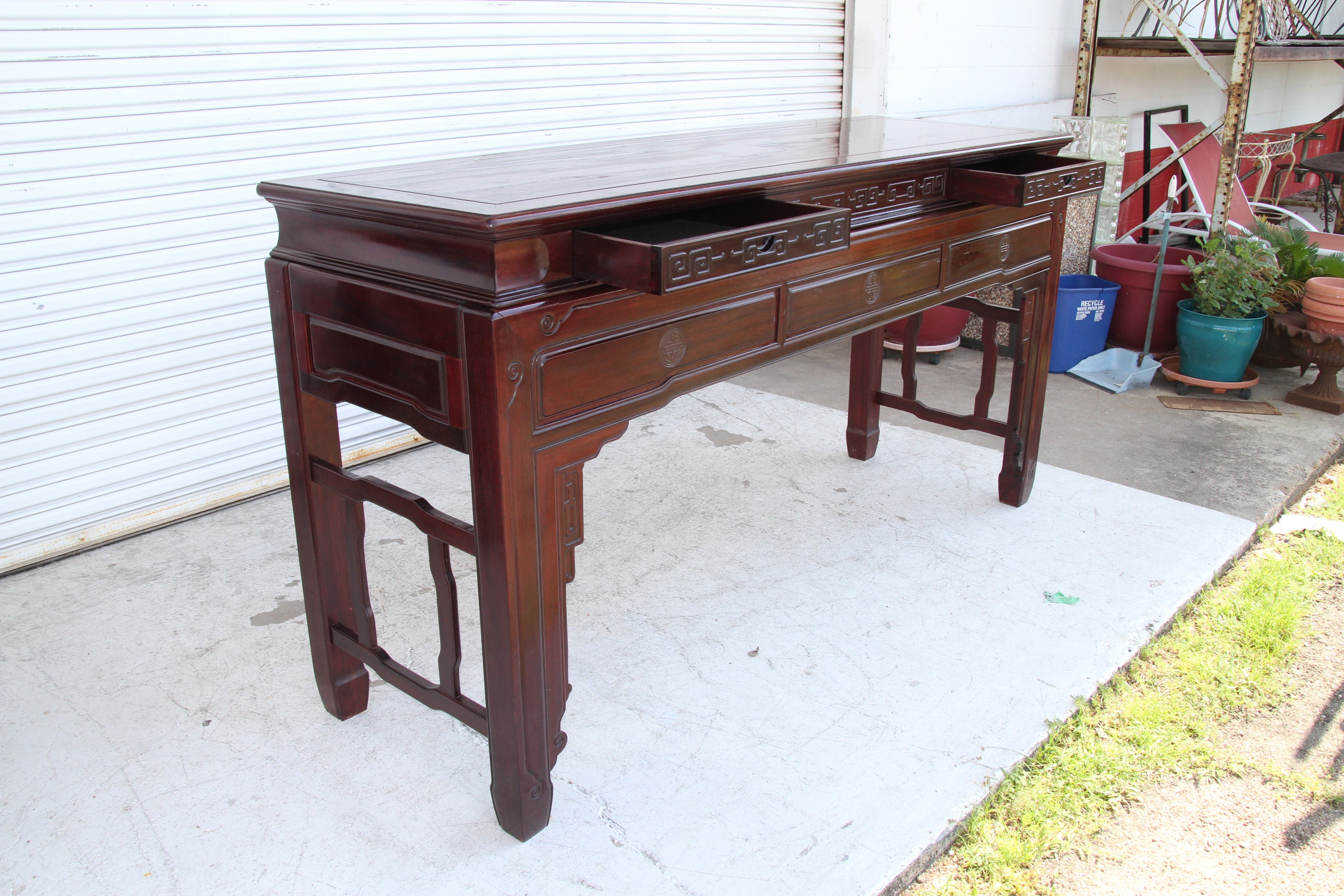 Exquisite mid century Chinese Chippendale style console table in rich mahogany with three drawers.
Decorative Chinese symbols on the drawers and apron. Use as a hall console or a bar.



