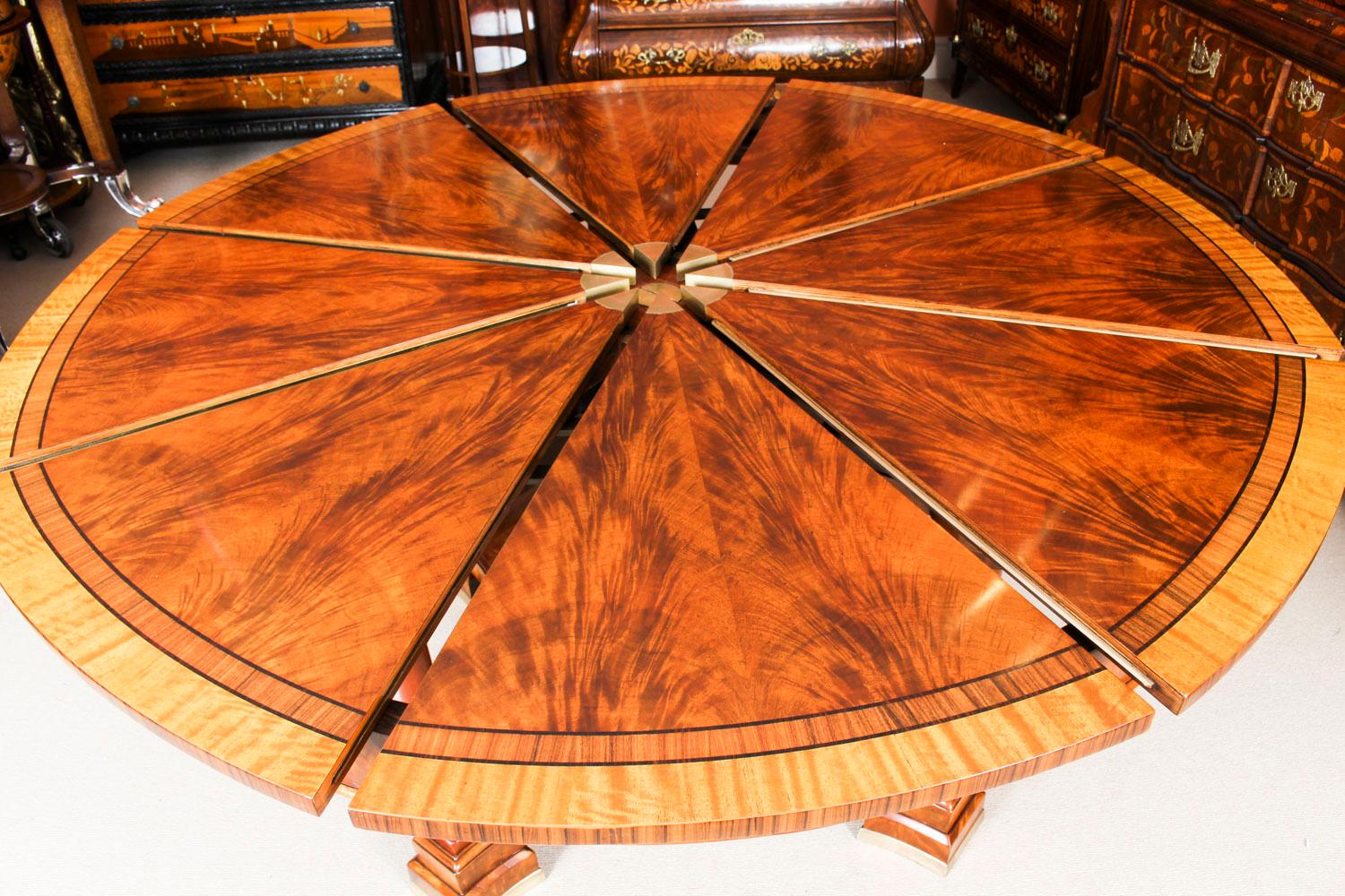 Flame Mahogany Jupe Dining Table Early 20th Century & 10 Antique Chairs 7