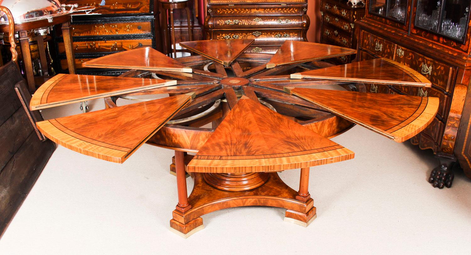 Flame Mahogany Jupe Dining Table Early 20th Century & 10 Antique Chairs 4