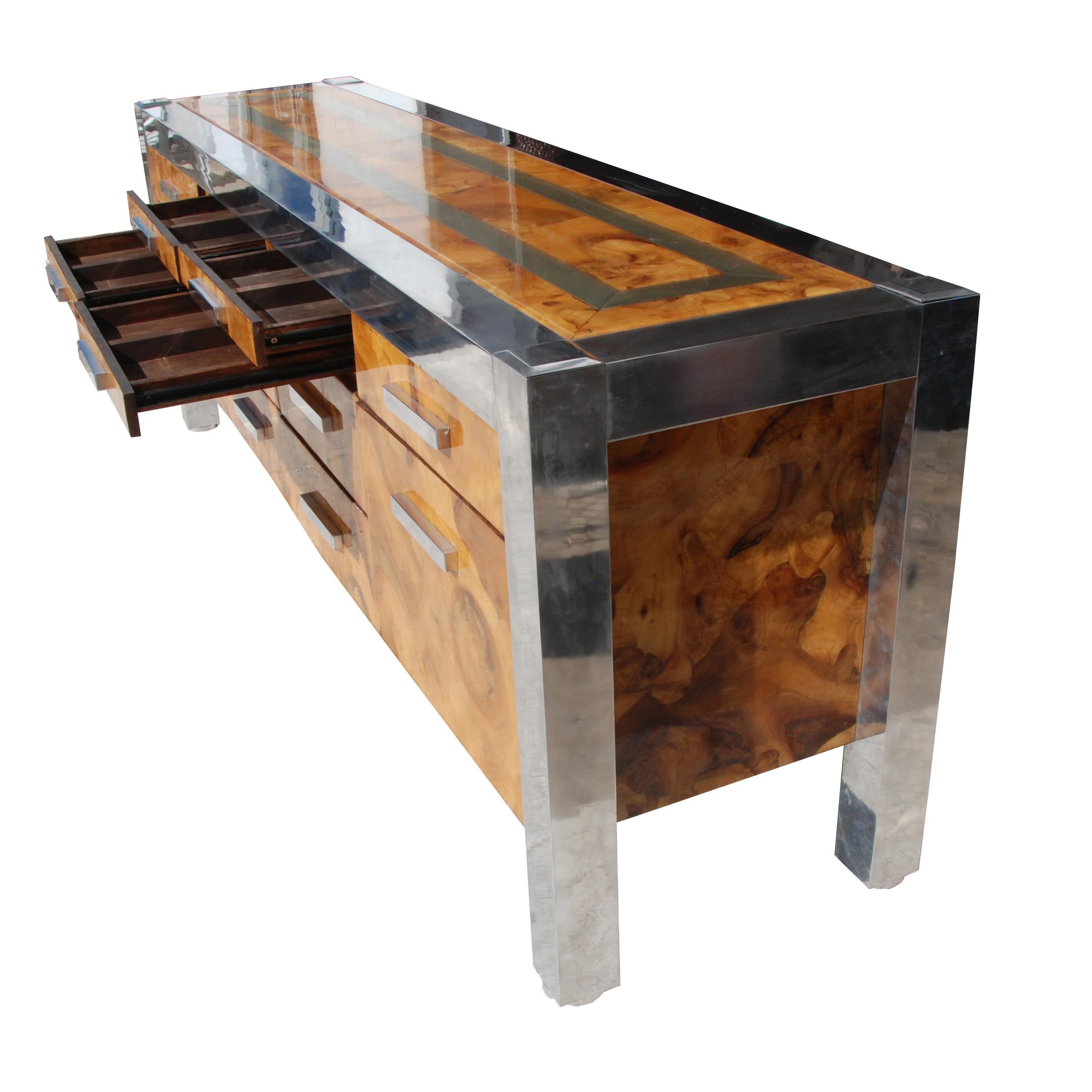 Leon Rosen für Pace Collection Anrichte aus genopptem Holz und Chrom (20. Jahrhundert) im Angebot