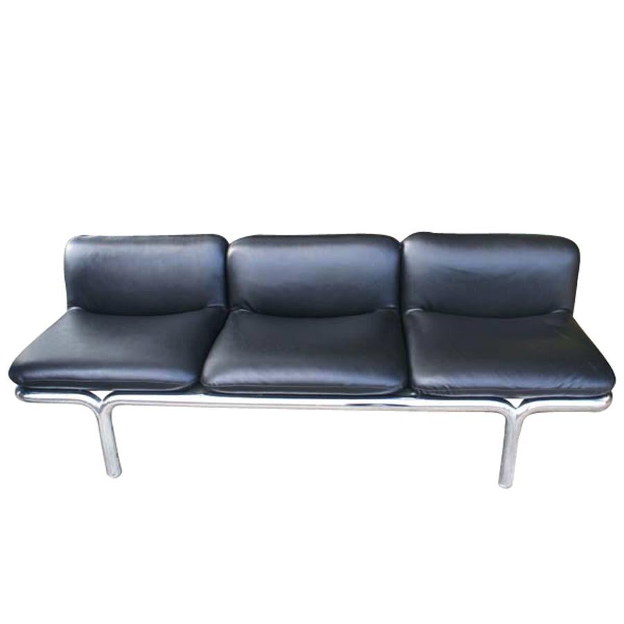 Luxe modern chrome 3-seat sofa
USA
1970s

Sofa with three sections by Brian Kane for Metropolitan Furniture
Chrome tubular base with black vegan leather seats.
 
Measures: Width 83
