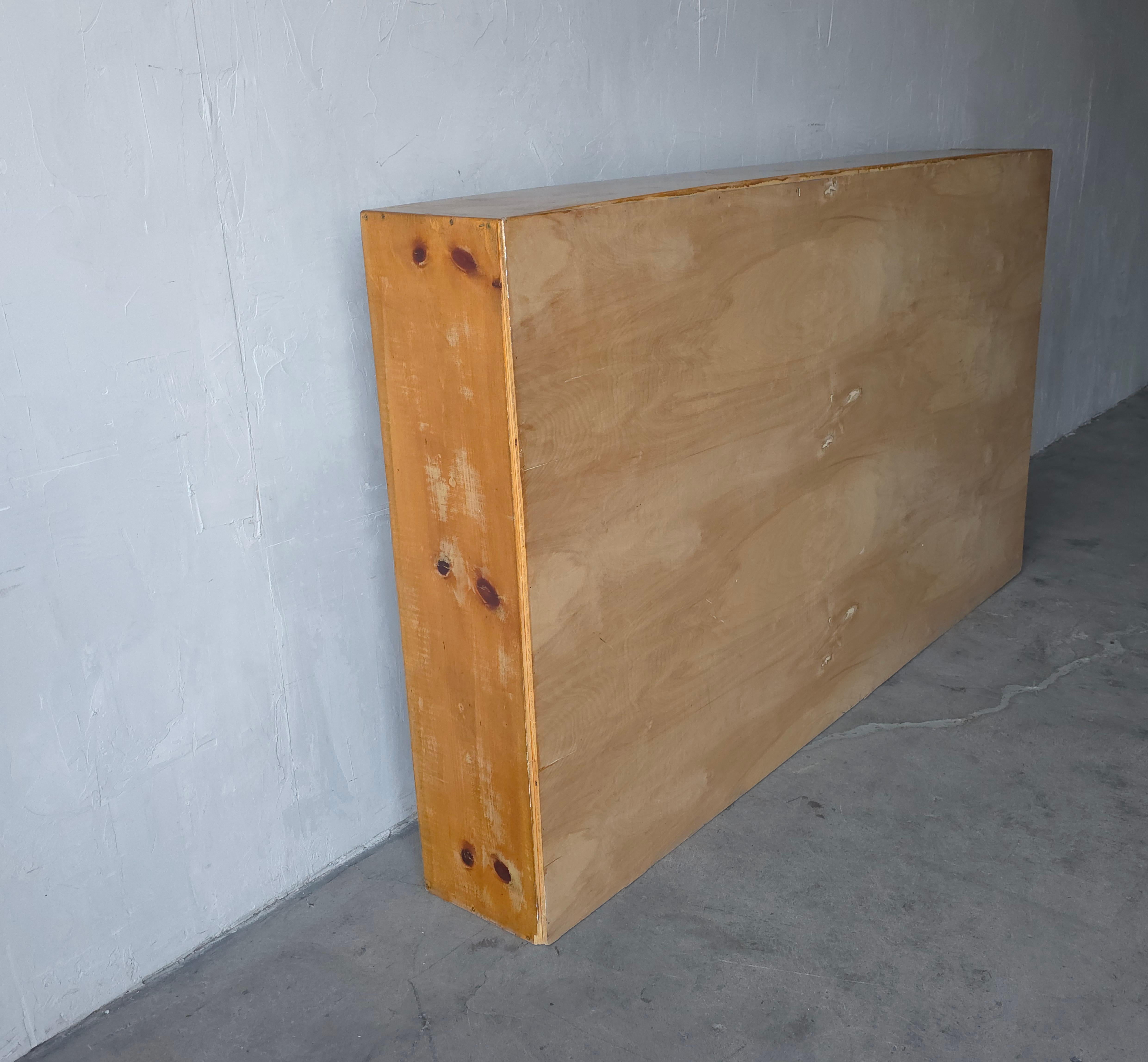 Armoire bibliothèque à 18 casiers en pin vintage de 7 pieds en vente 4