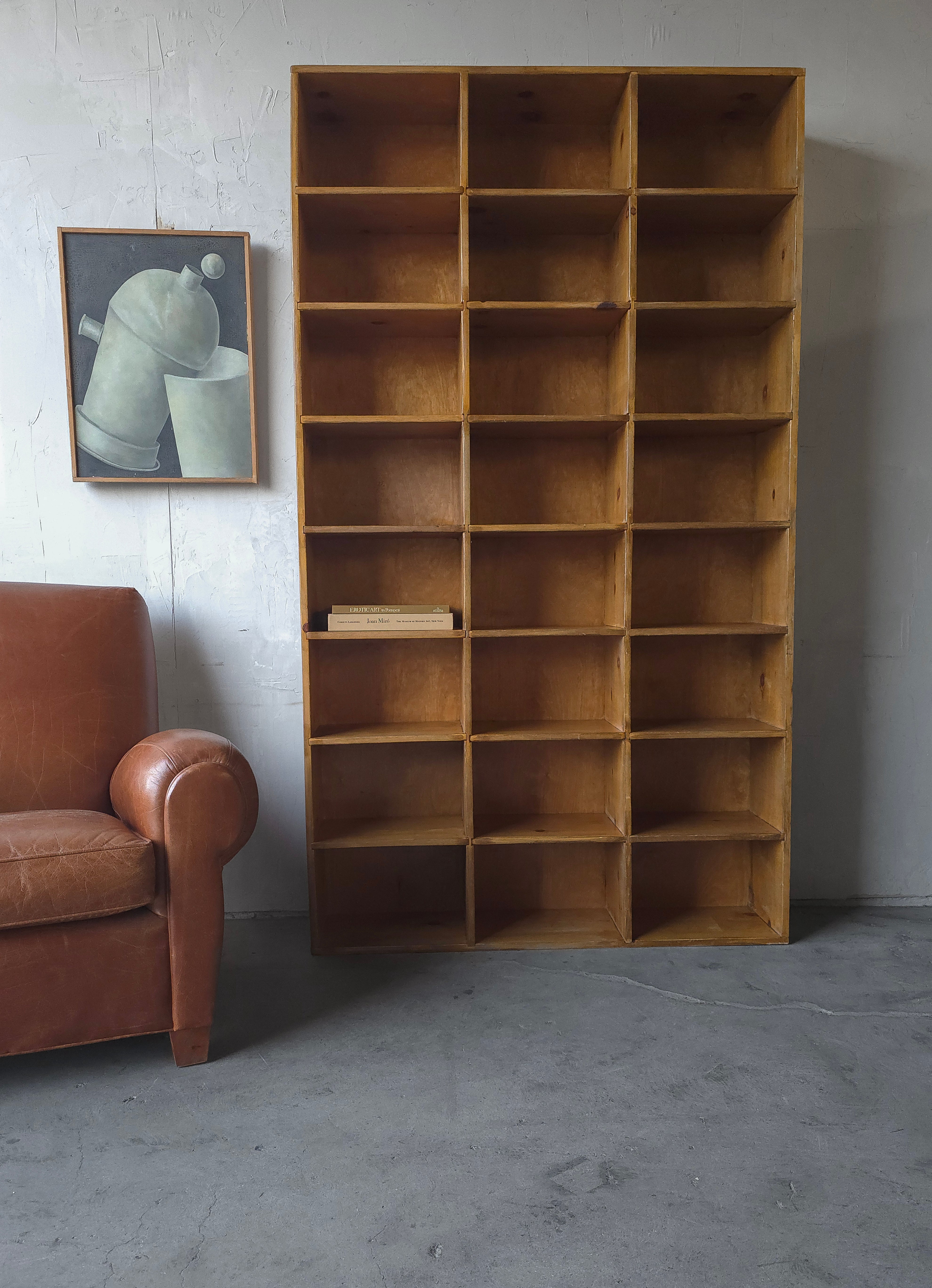 Industriel Armoire bibliothèque à 18 casiers en pin vintage de 7 pieds en vente