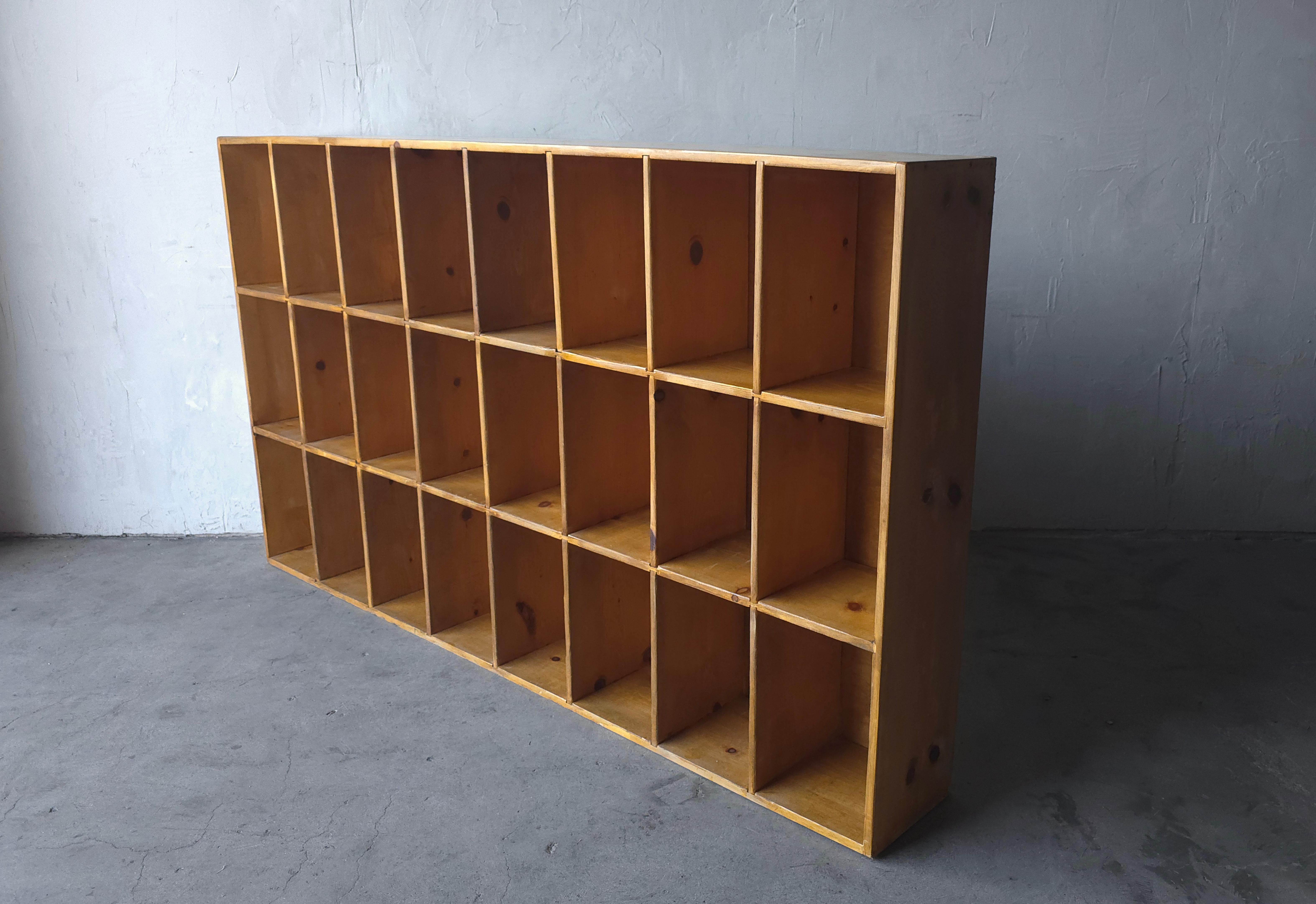 Armoire bibliothèque à 18 casiers en pin vintage de 7 pieds État moyen - En vente à Las Vegas, NV