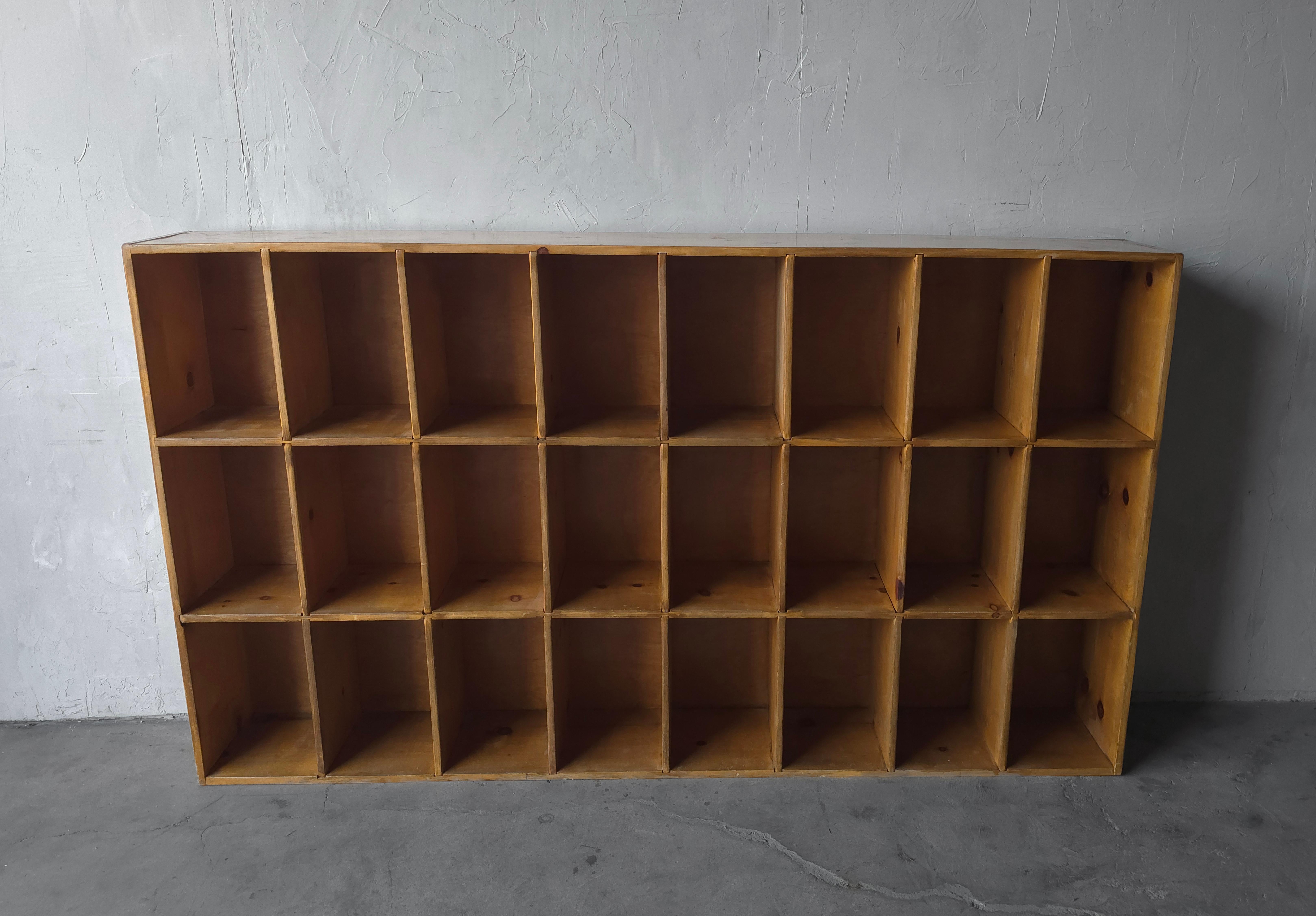 Pin Armoire bibliothèque à 18 casiers en pin vintage de 7 pieds en vente