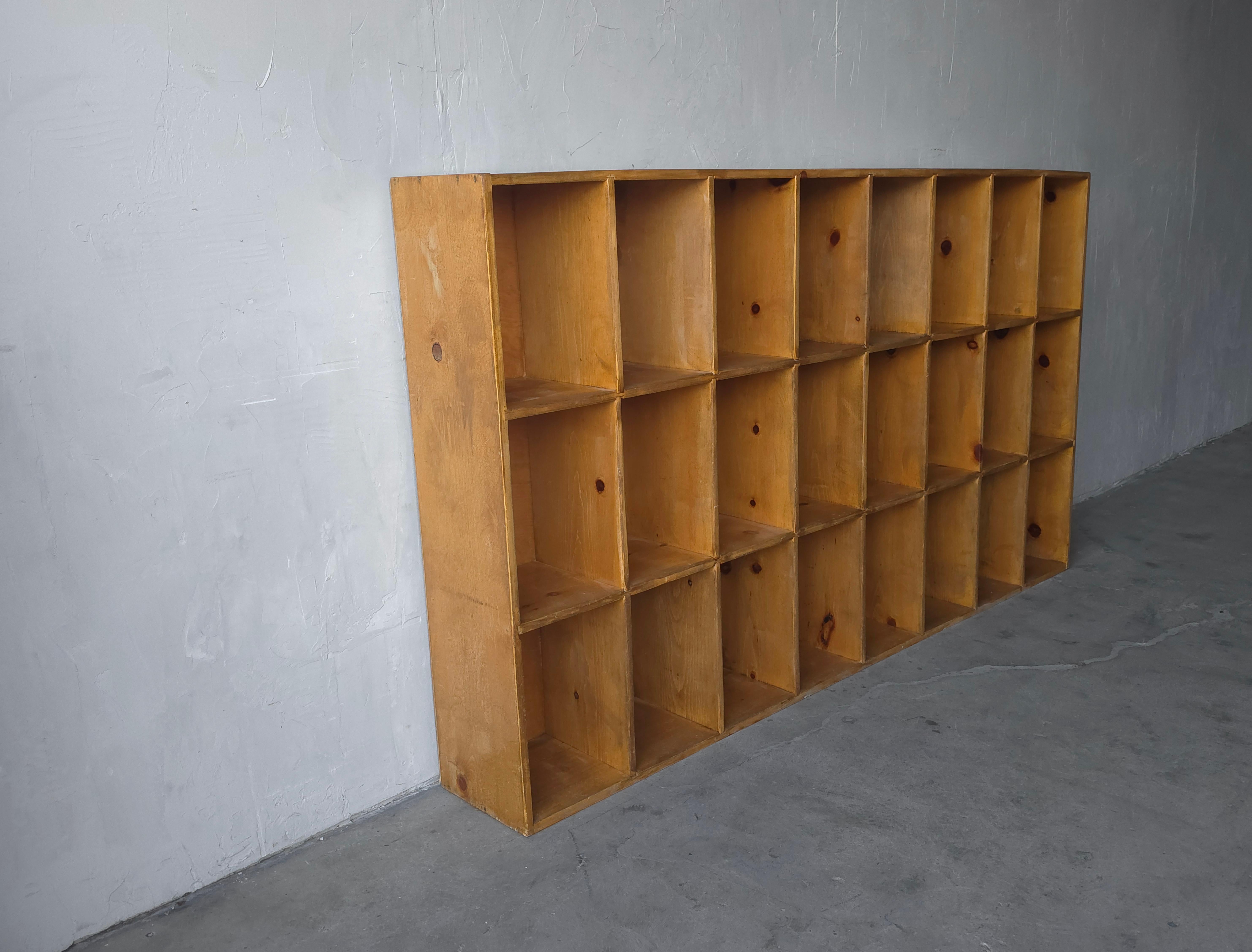 Armoire bibliothèque à 18 casiers en pin vintage de 7 pieds en vente 1