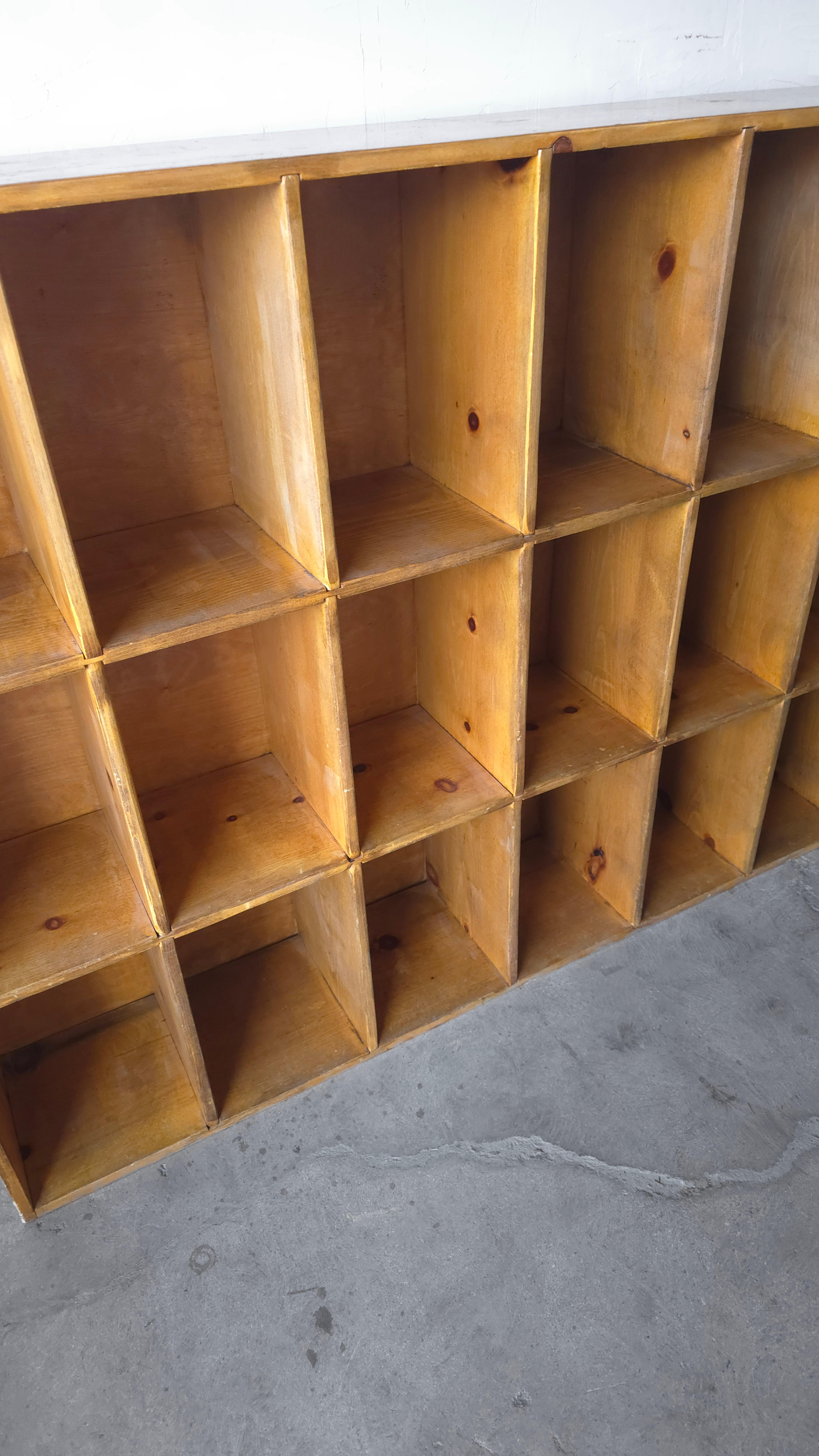 Armoire bibliothèque à 18 casiers en pin vintage de 7 pieds en vente 2