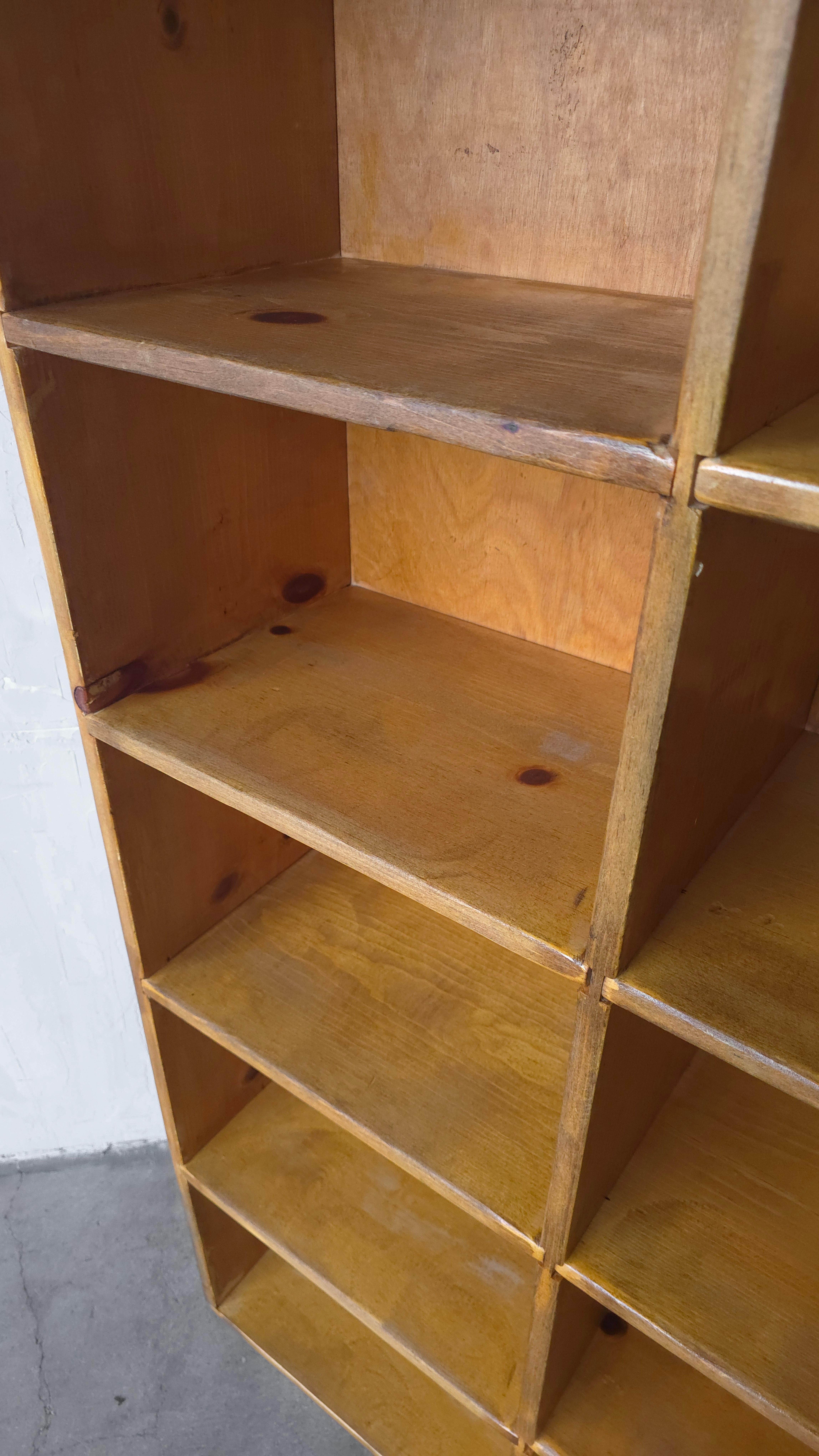 Armoire bibliothèque à 18 casiers en pin vintage de 7 pieds en vente 3