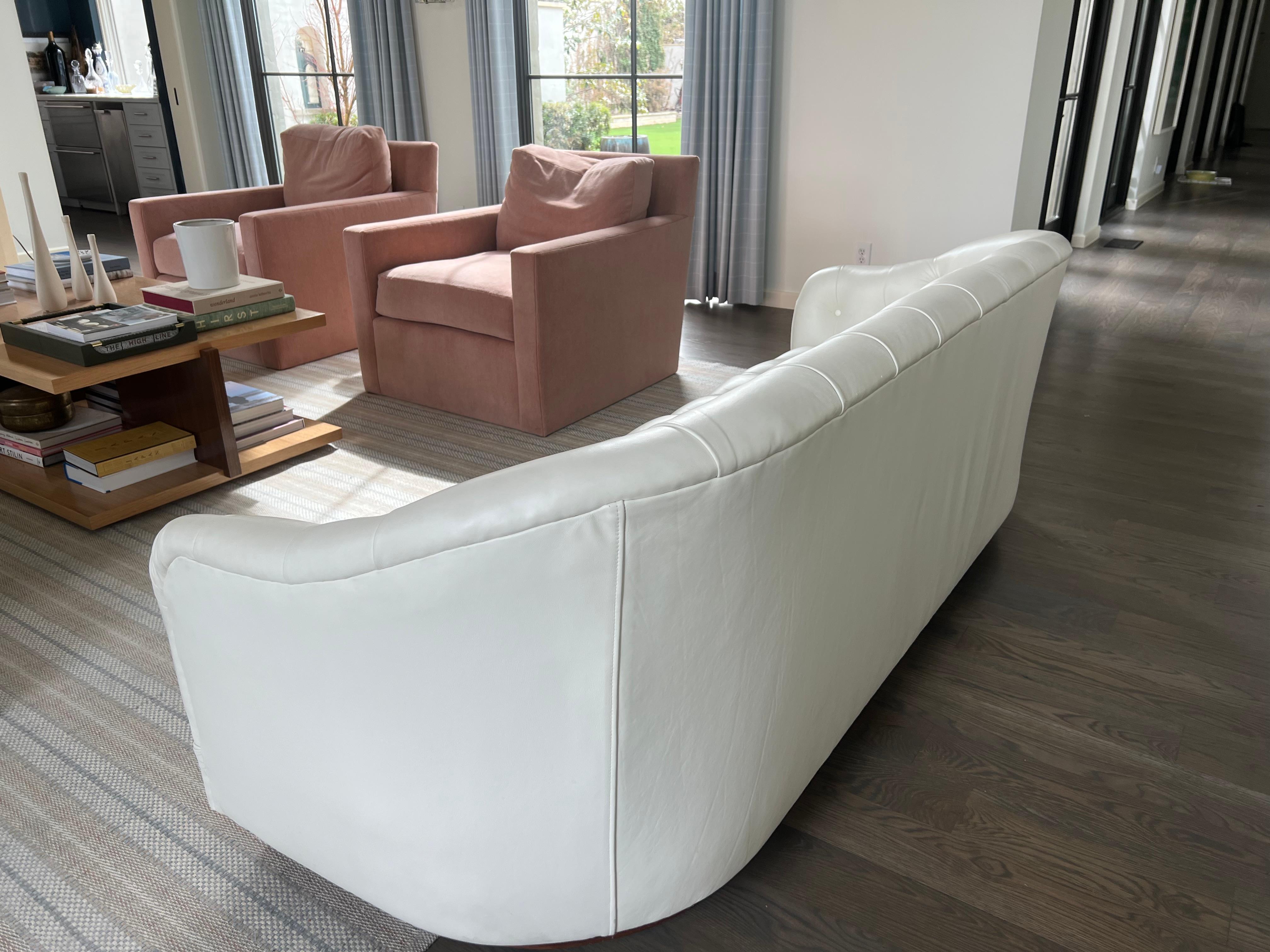  7ft Ward Bennett getuftetes Leder-Sofa (Moderne der Mitte des Jahrhunderts) im Angebot