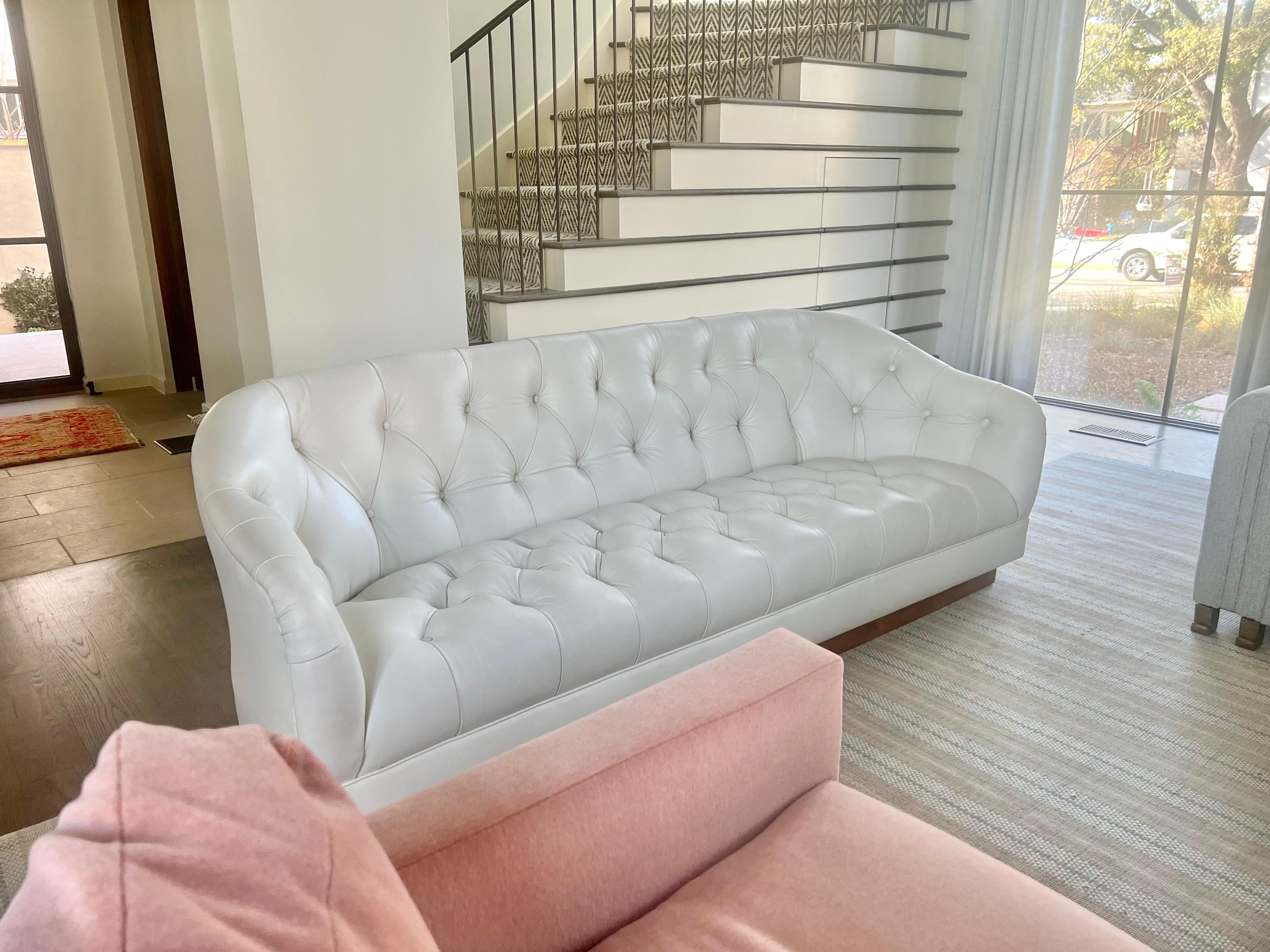  7ft Ward Bennett getuftetes Leder-Sofa im Zustand „Gut“ im Angebot in Pasadena, TX