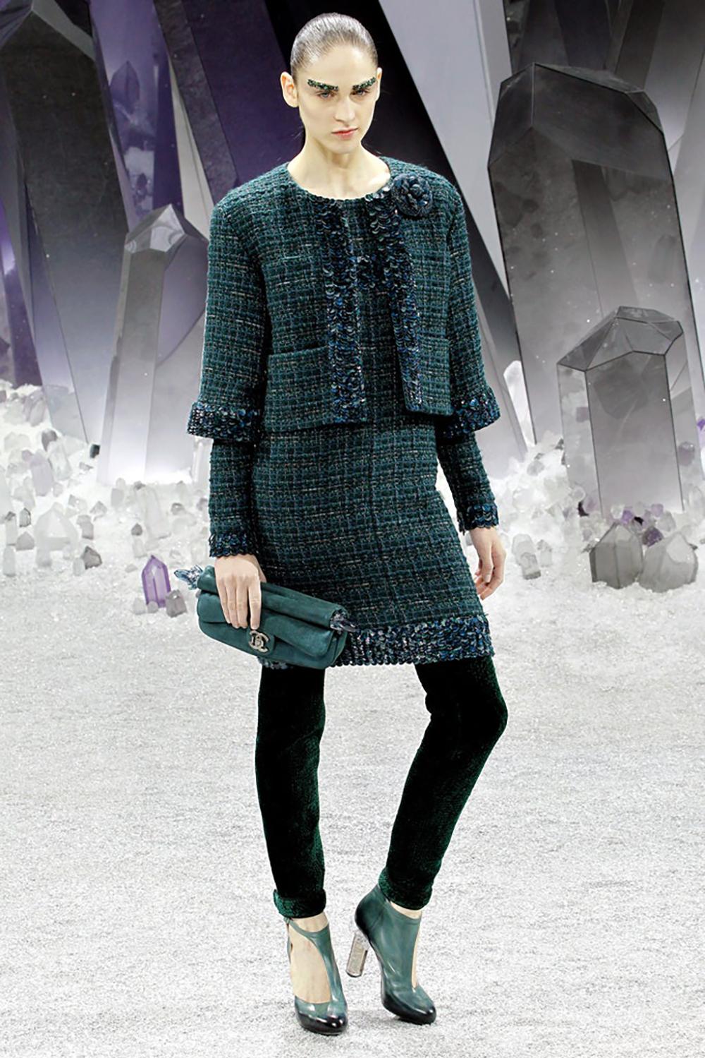 Prix boutique 7,680
Superbe robe en tweed Lesage vert émeraude de Chanel avec accents brodés.
- Breloque logo CC
- doublure en soie ton sur ton
Taille 36 FR. État impeccable.