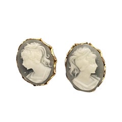 Boucles d'oreilles à clous en or jaune 7 carats avec camée bleu #25737