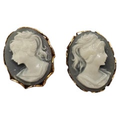 Boucles d'oreilles à clous en or jaune 7 carats avec camée bleu #25737
