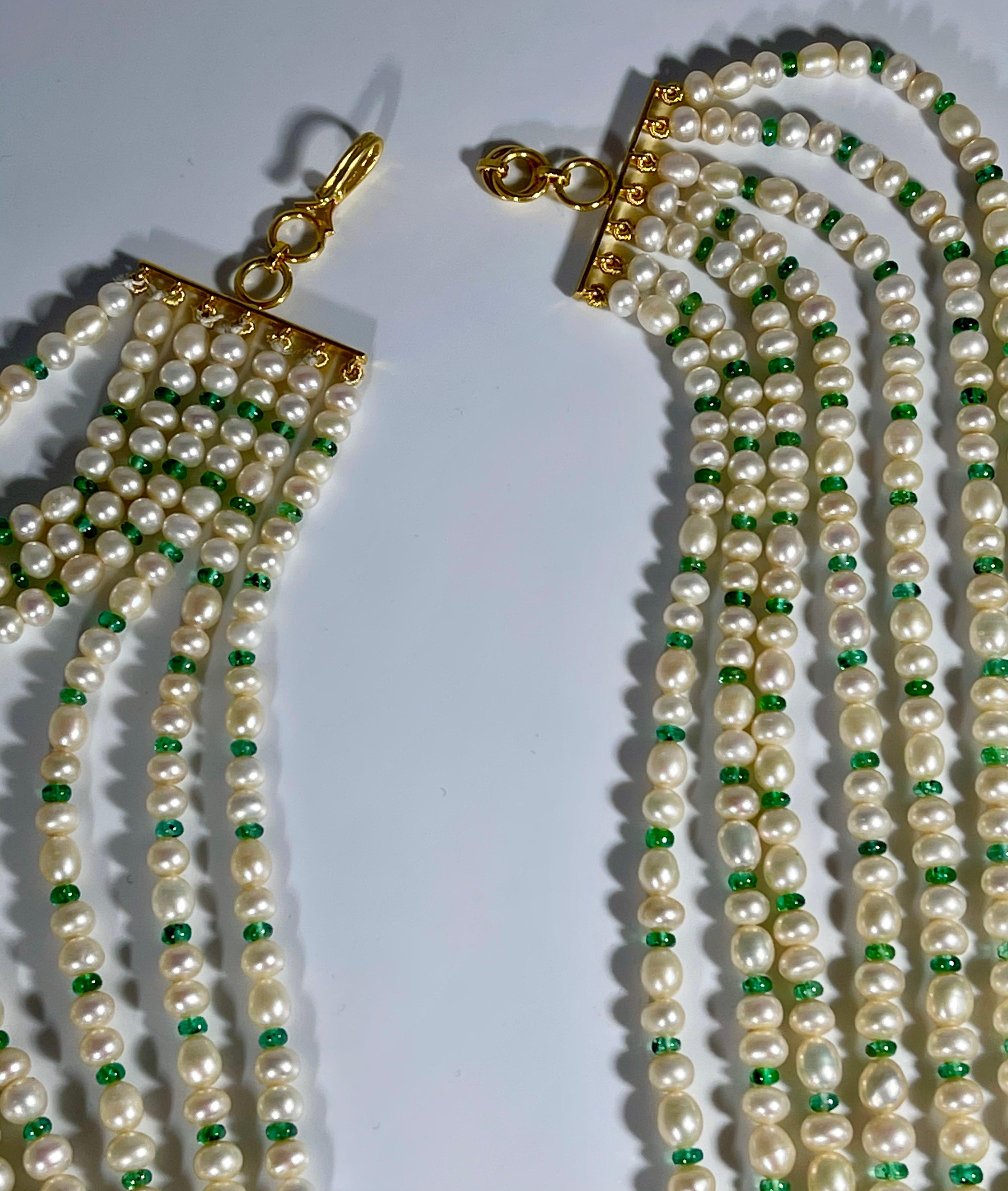 Collier opéra à 7 rangs de perles d'eau douce, perles d'émeraude et fermoir à scie 14 carats Excellent état - En vente à New York, NY