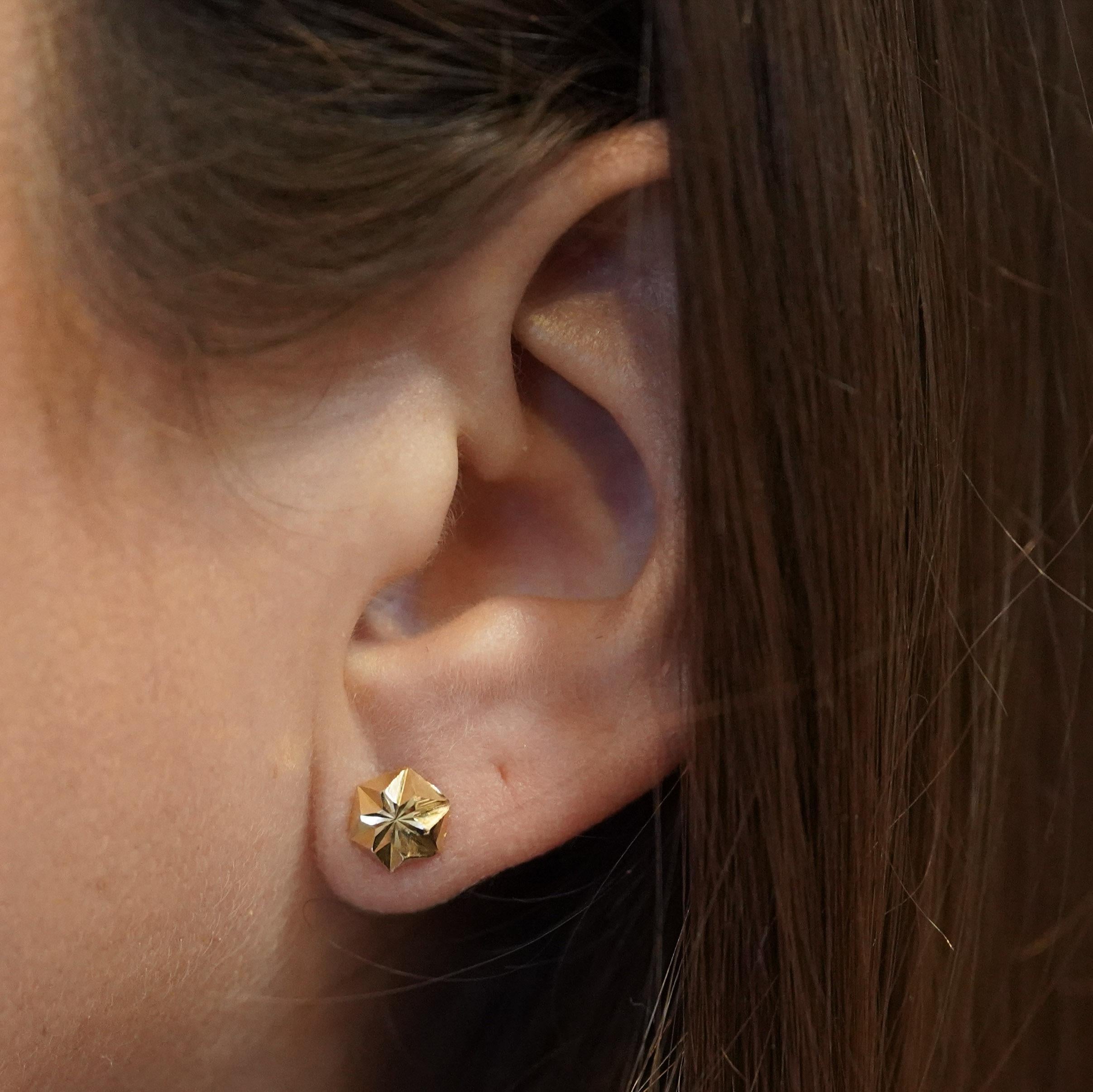 Moderne Boucles d'oreilles étoile hexagonale en or 14K avec diamant de 7mm en vente