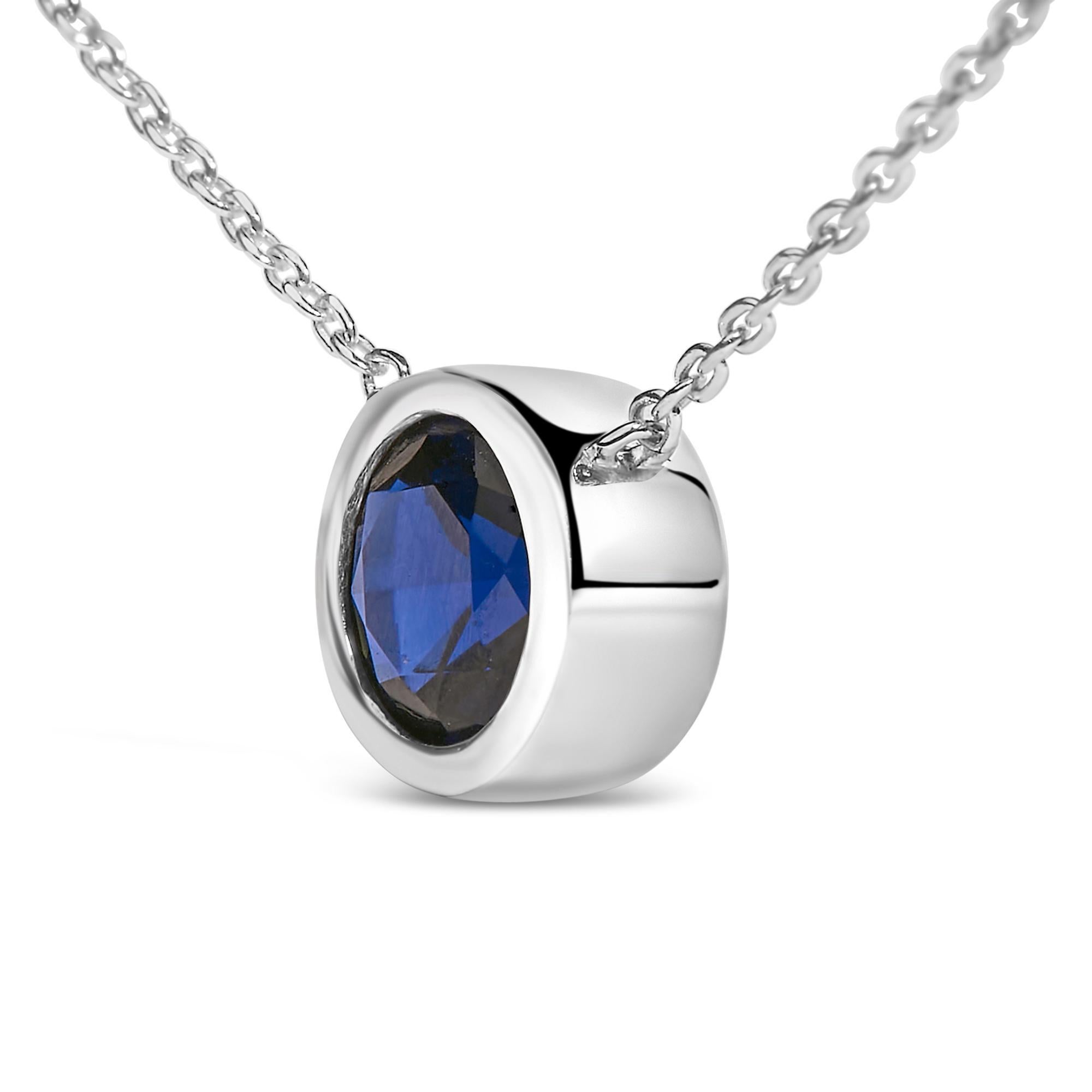 Moderne Collier à pendentifs en argent avec saphir bleu créé, serti d'un chaton de 7 mm - 18 pouces en vente