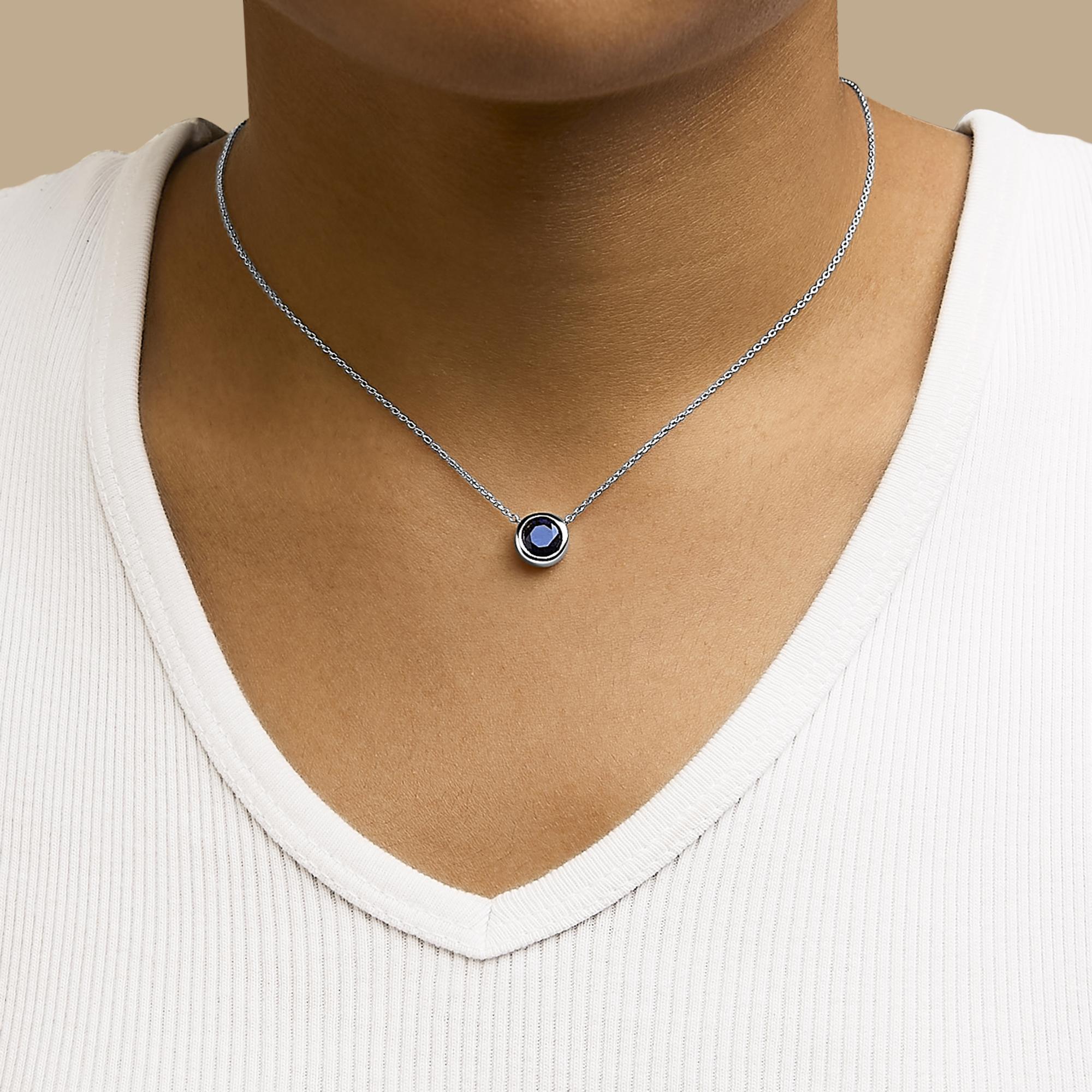 Taille ronde Collier à pendentifs en argent avec saphir bleu créé, serti d'un chaton de 7 mm - 18 pouces en vente