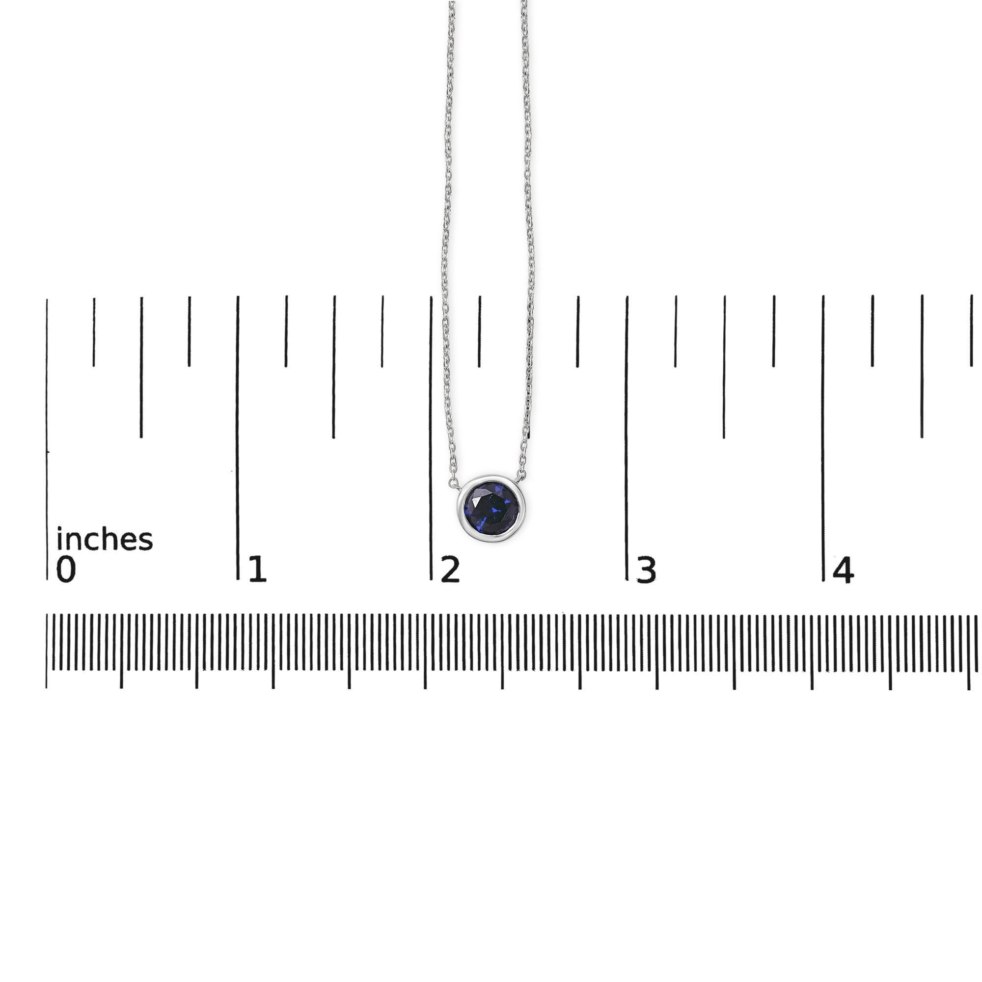 Collier à pendentifs en argent avec saphir bleu créé, serti d'un chaton de 7 mm - 18 pouces Neuf - En vente à New York, NY