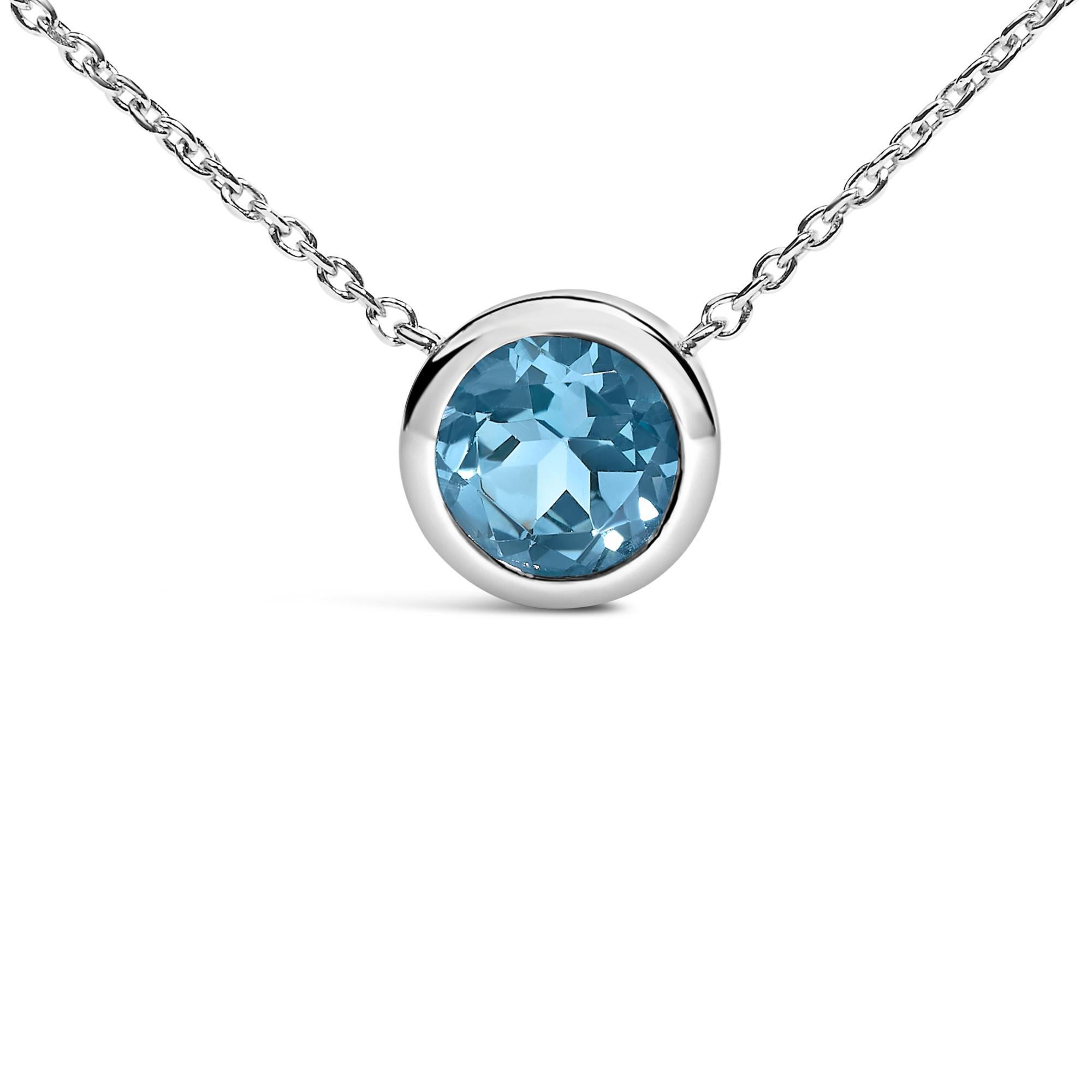 Impregnata di un'accattivante luminosità, questa squisita collana con ciondolo combina il fascino senza tempo dell'argento 925 con la moderna raffinatezza di un topazio blu creato in laboratorio e incastonato. Realizzato con maestria, il ciondolo