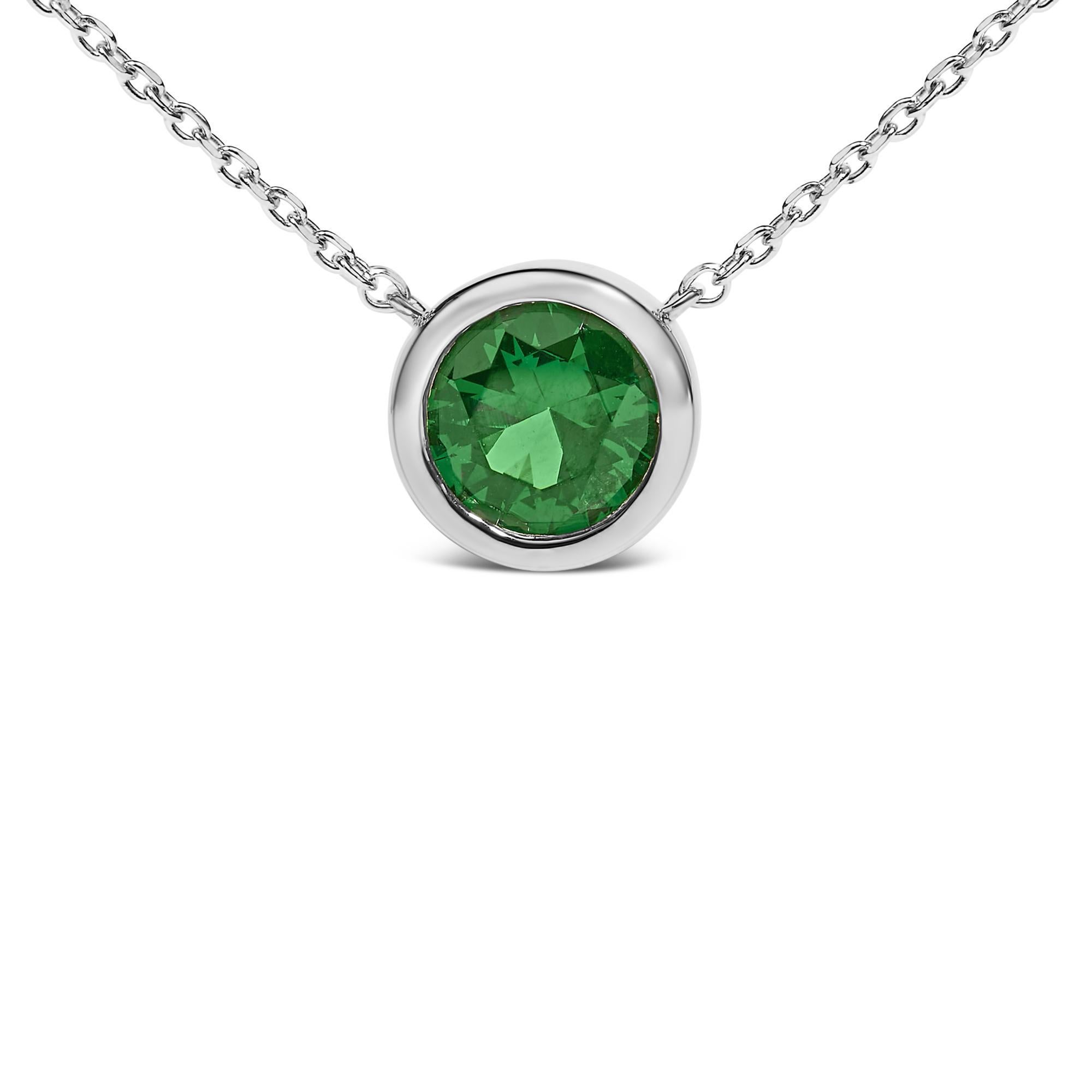 Impregnata di un'accattivante luminosità, questa squisita collana con ciondolo combina il fascino senza tempo dell'argento 925 con la moderna raffinatezza di uno smeraldo verde creato in laboratorio e incastonato. Realizzato con maestria, il
