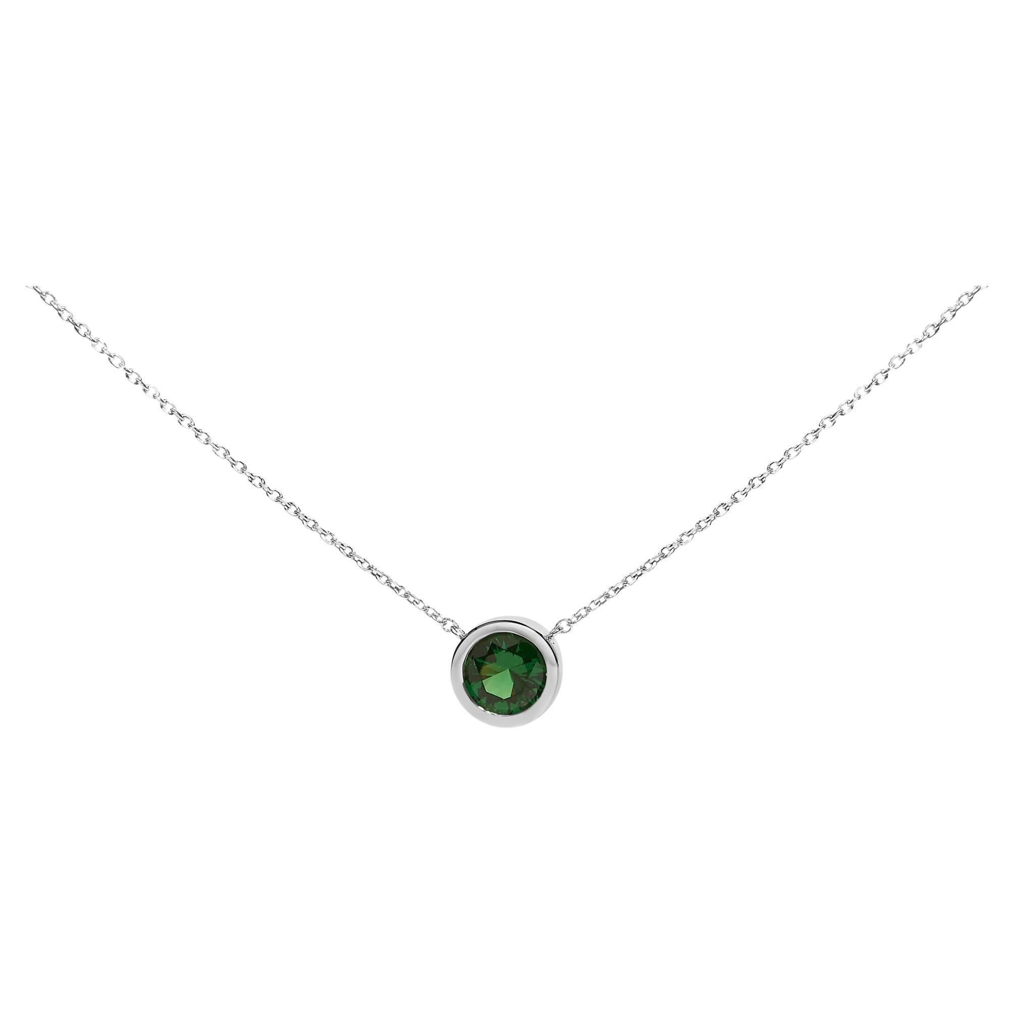 Collana con ciondolo di smeraldo verde creato con castone da 7 mm in argento - 18" pollici in vendita