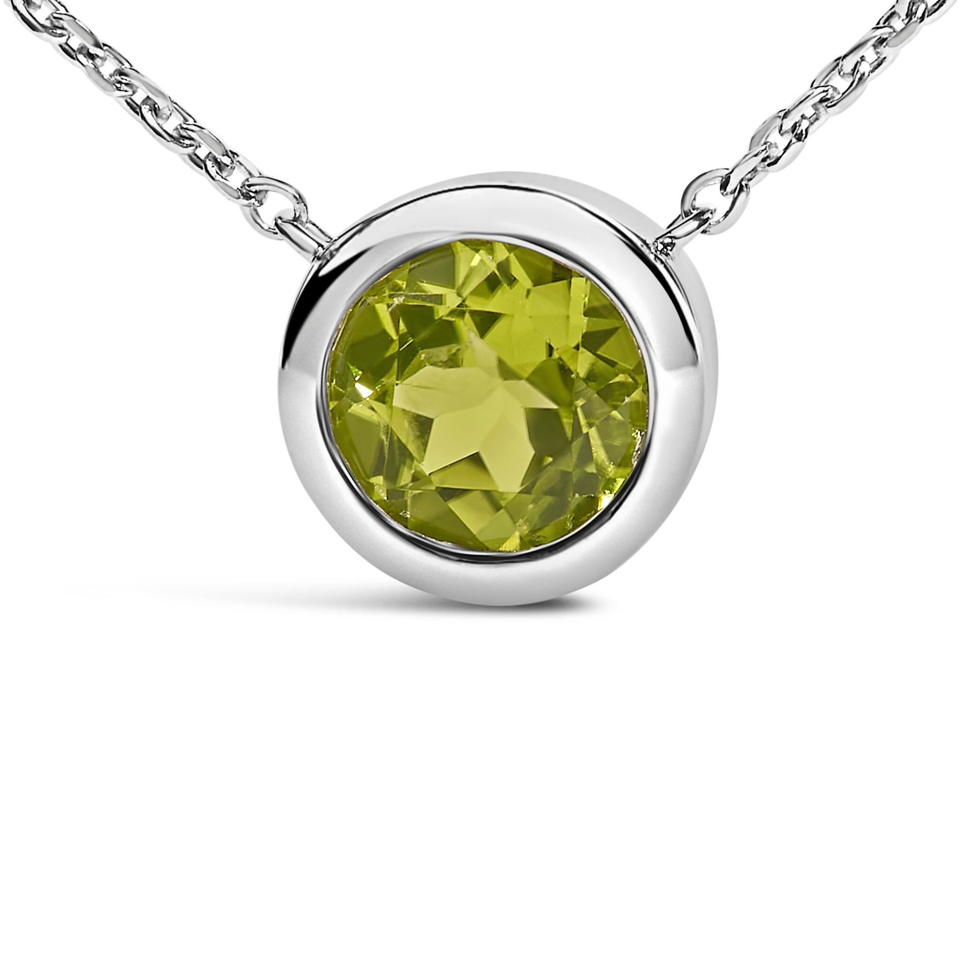 Pervasa da un'accattivante luminosità, questa squisita collana con ciondolo combina il fascino senza tempo dell'argento 925 con la moderna raffinatezza di un peridoto verde creato in laboratorio e incastonato. Realizzato con maestria, il ciondolo