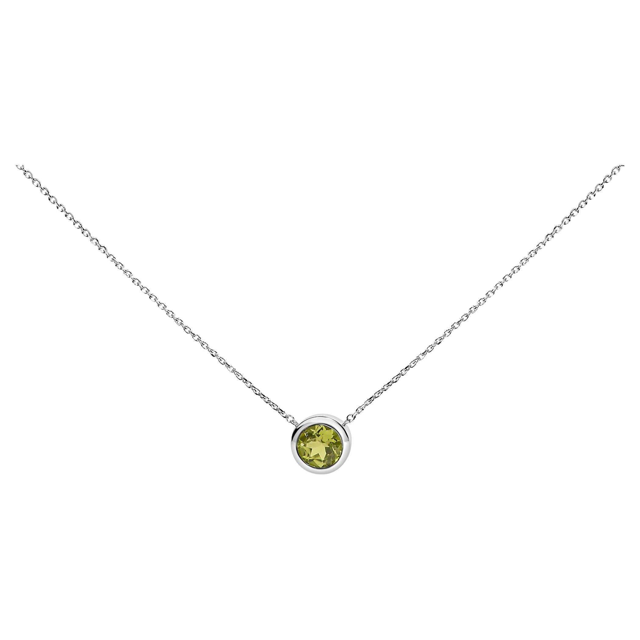 Collana con ciondolo di peridoto verde creato con castone da 7 mm in argento - 18" pollici in vendita