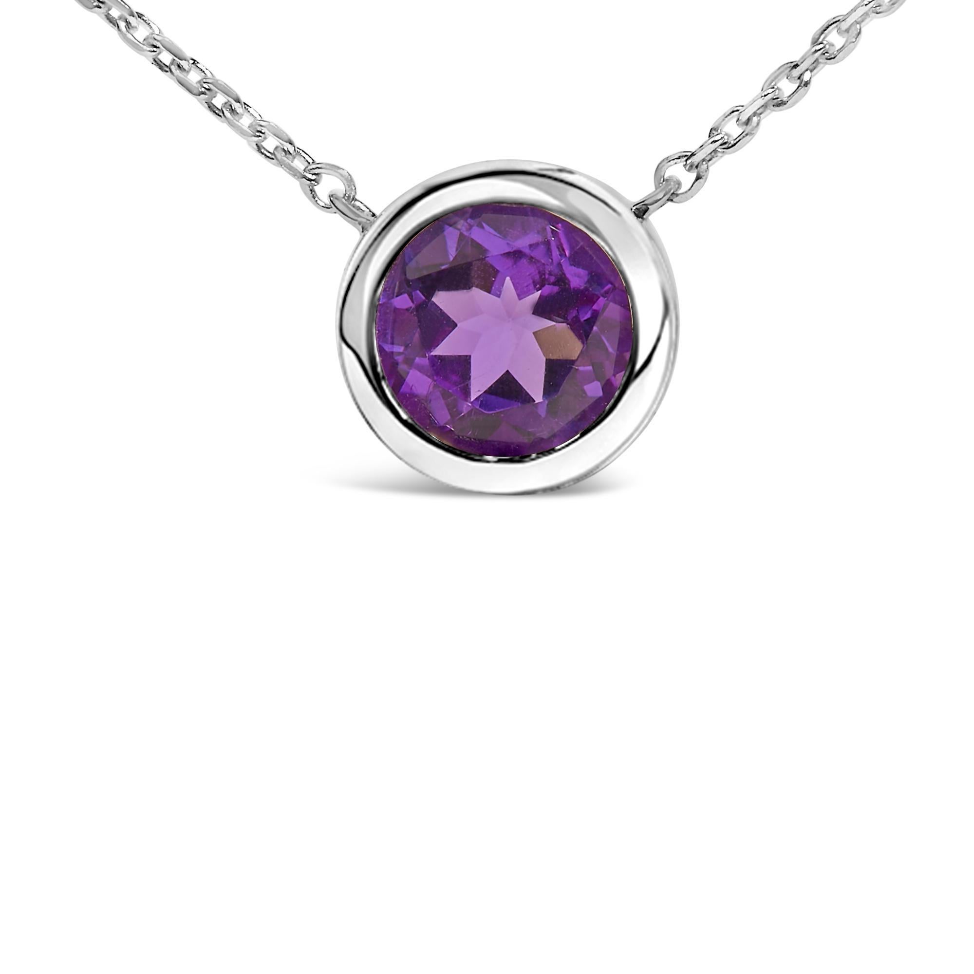 Impregnata di un'accattivante luminosità, questa squisita collana con ciondolo combina il fascino senza tempo dell'argento 925 con la moderna raffinatezza di un'ametista viola creata in laboratorio e incastonata. Realizzato con maestria, il ciondolo