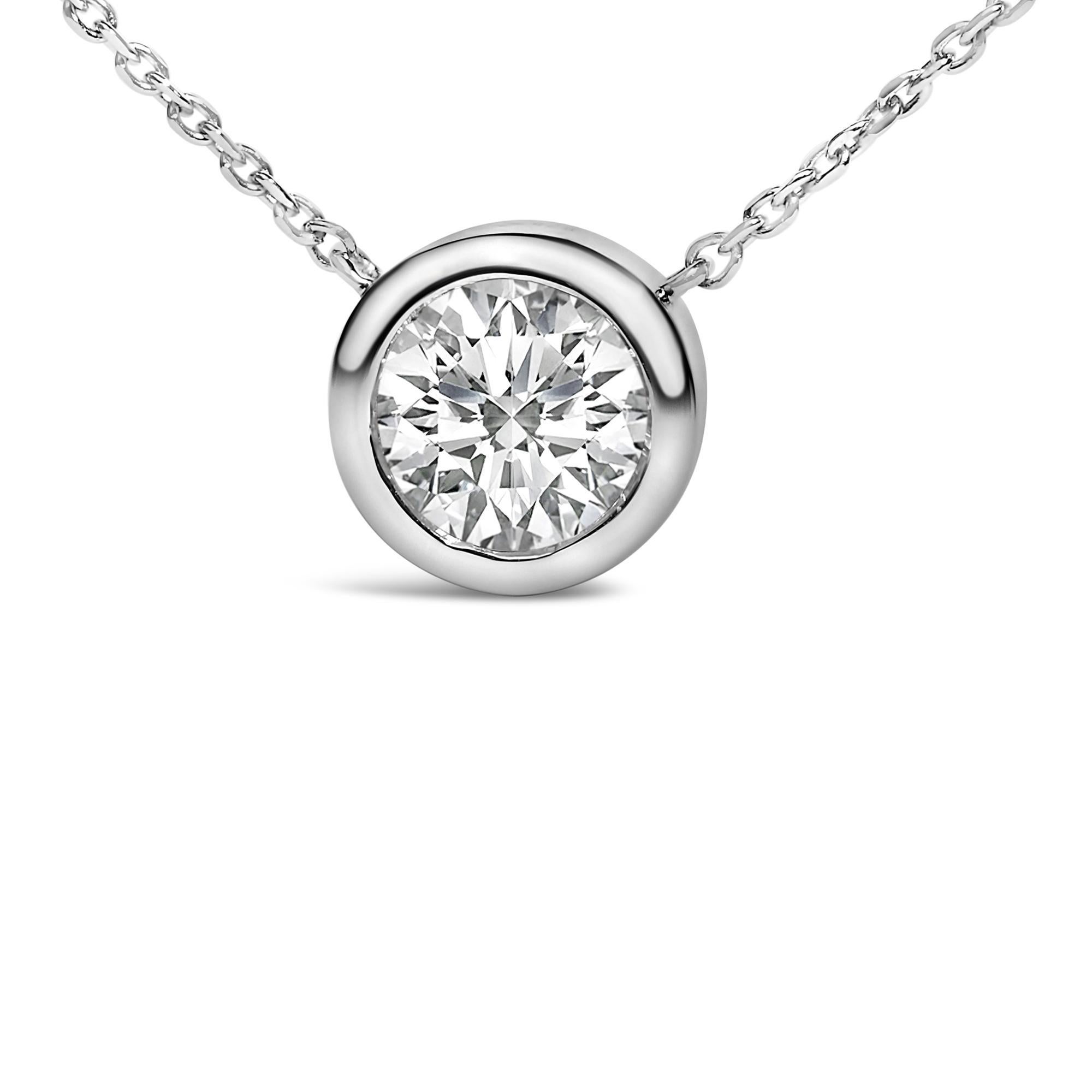 D'un éclat captivant, ce collier pendentif exquis allie l'allure intemporelle de l'argent sterling .925 à la sophistication moderne d'un saphir blanc créé en laboratoire et serti d'un chaton. Façonné de main de maître, le pendentif brille de tous