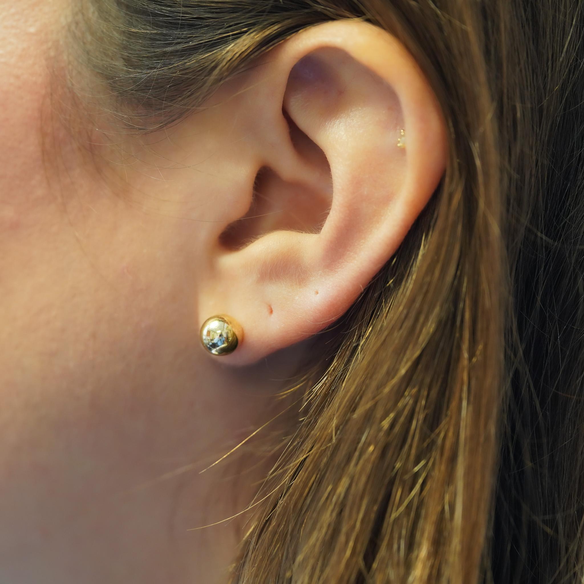 7mm Classic 14K Solid Gold Ball Stud Earrings In New Condition For Sale In Miami, FL