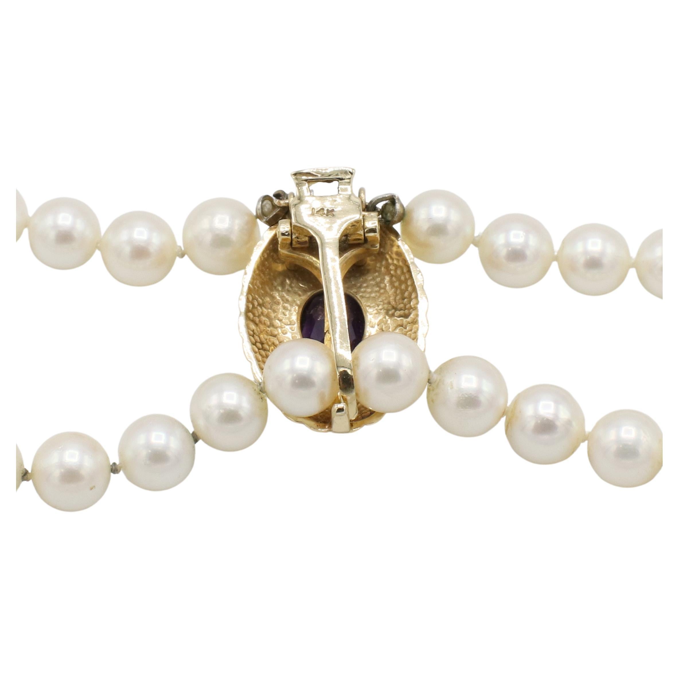 Rétro Collier de perles de culture de 7 mm avec fermoir en or jaune 14 carats et pierres d'améthyste  en vente