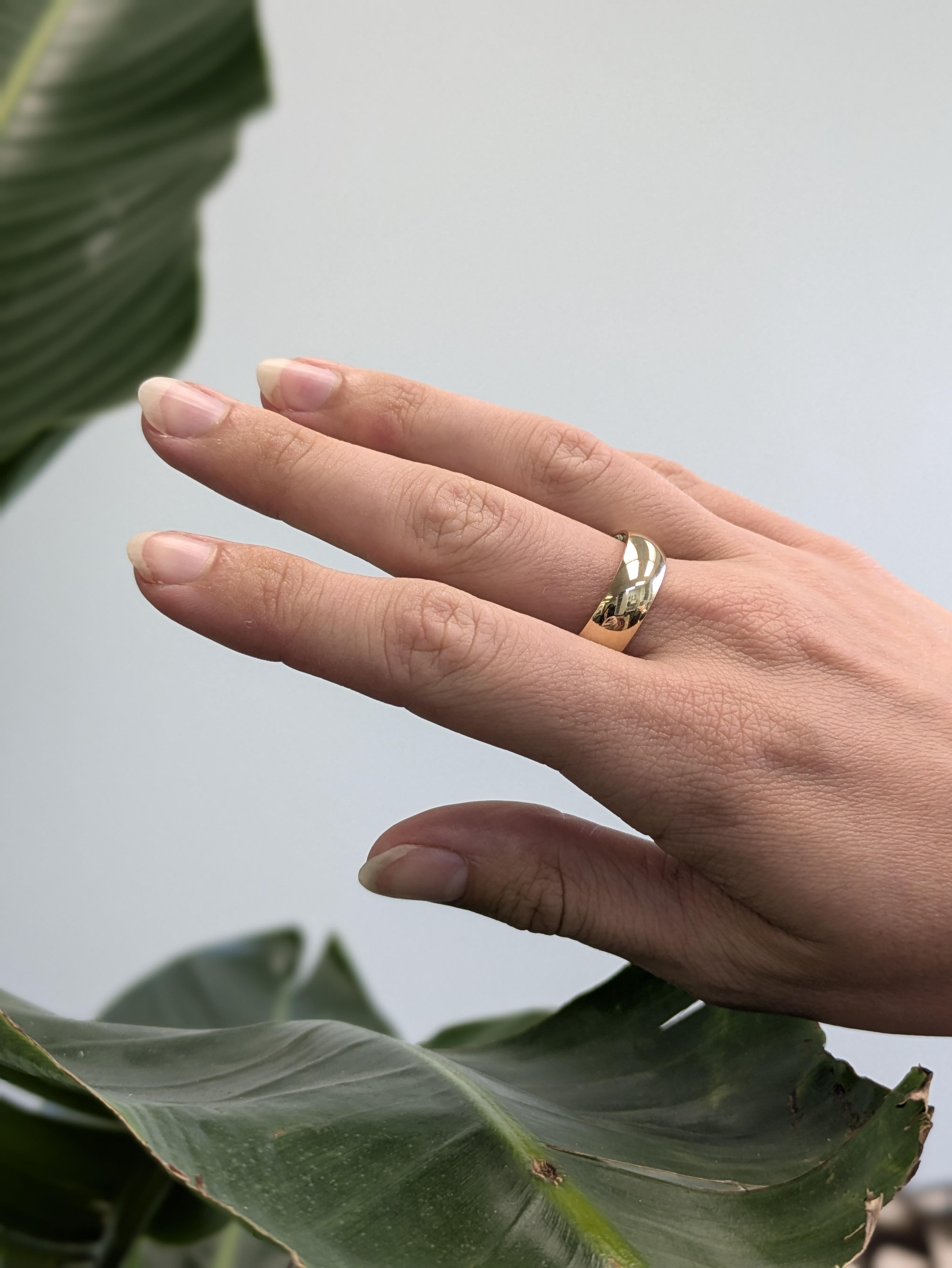 Una banda elegante y atemporal elaborada en rico oro amarillo de 14 quilates con un suave perfil semicircular. Diseñado con un interior cómodo para llevarlo todo el día sin esfuerzo.

Una atrevida banda de oro de 14k de 7 mm que brilla y dice: 