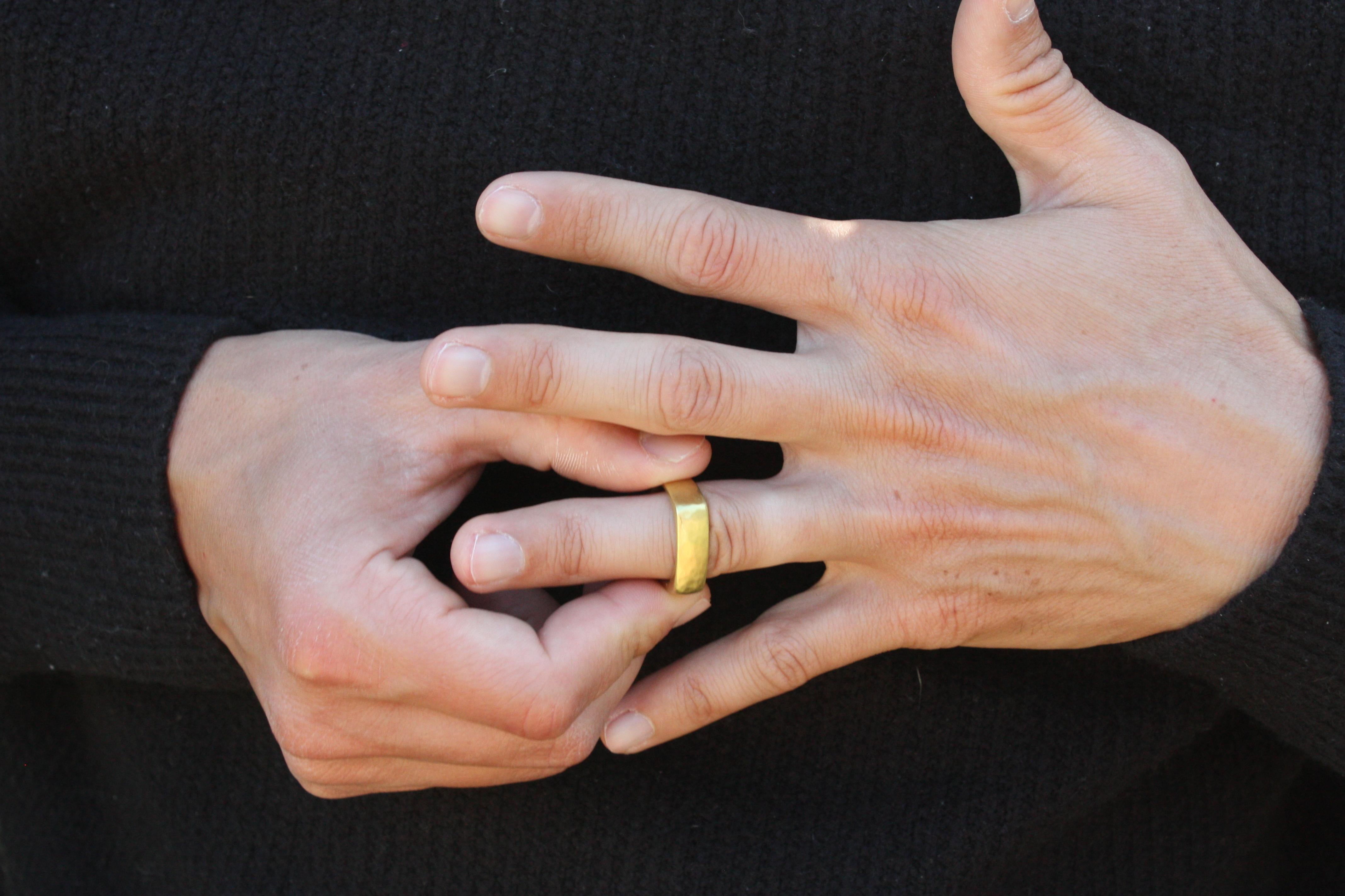 En vente :  Anneau de mariage carré de 7 mm - fait à la main aux États-Unis, or jaune de Californie 20K, mat 4
