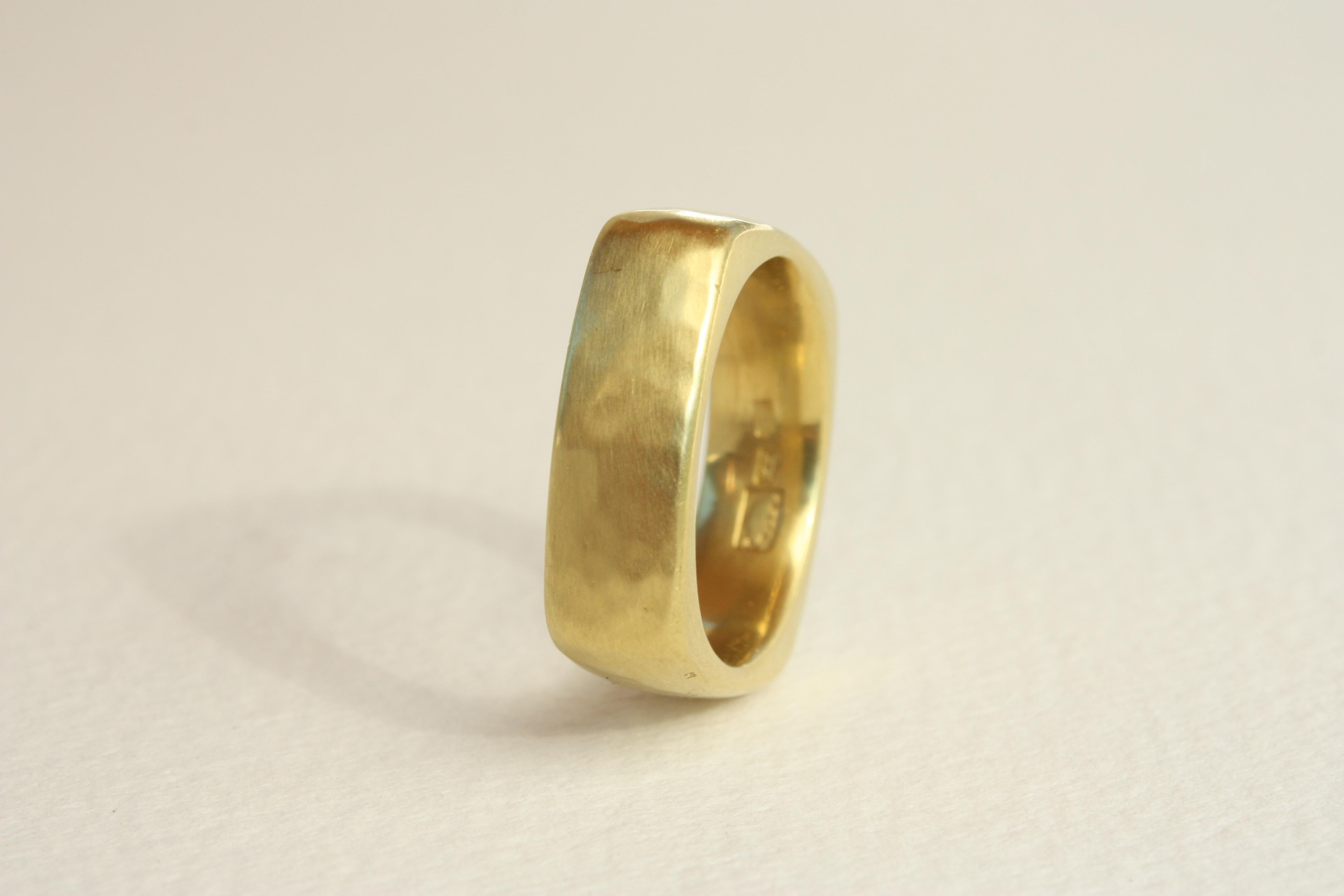 En vente :  Anneau de mariage carré de 7 mm - fait à la main aux États-Unis, or jaune de Californie 20K, mat 8
