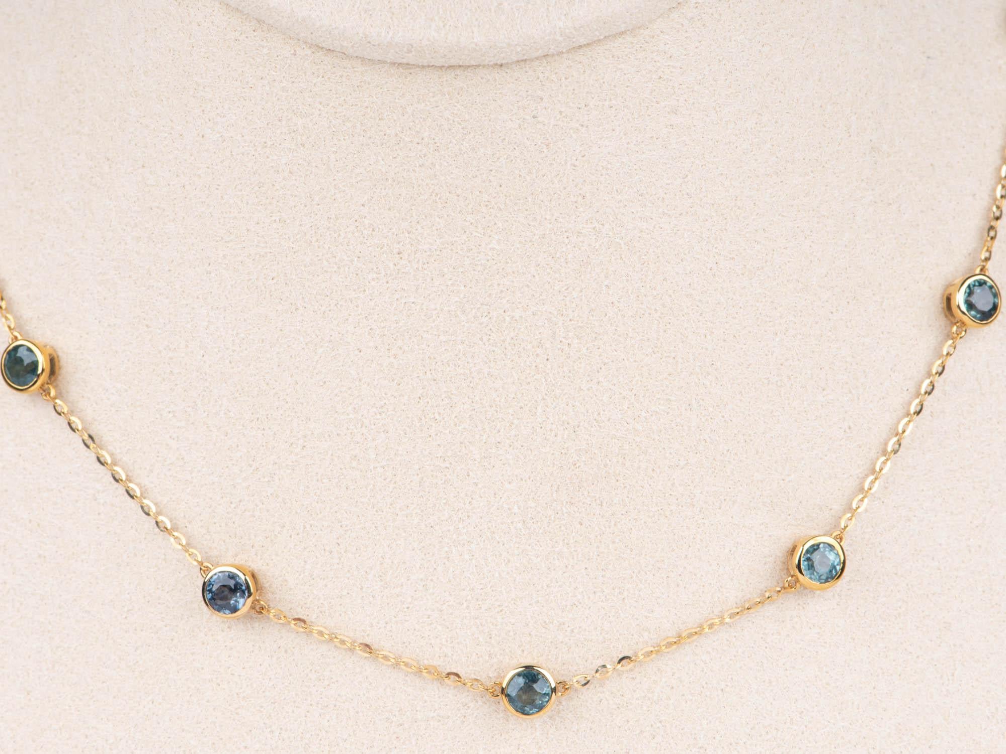 Questa è una collana solida in oro giallo 14K con 7 zaffiri del Montana incastonati in un castone a stazione.
♥ Questi zaffiri sono una miscela di colori blu e verdi.
♥ La catena misura 17,5 pollici nel punto più lungo. Ha una perlina scorrevole che