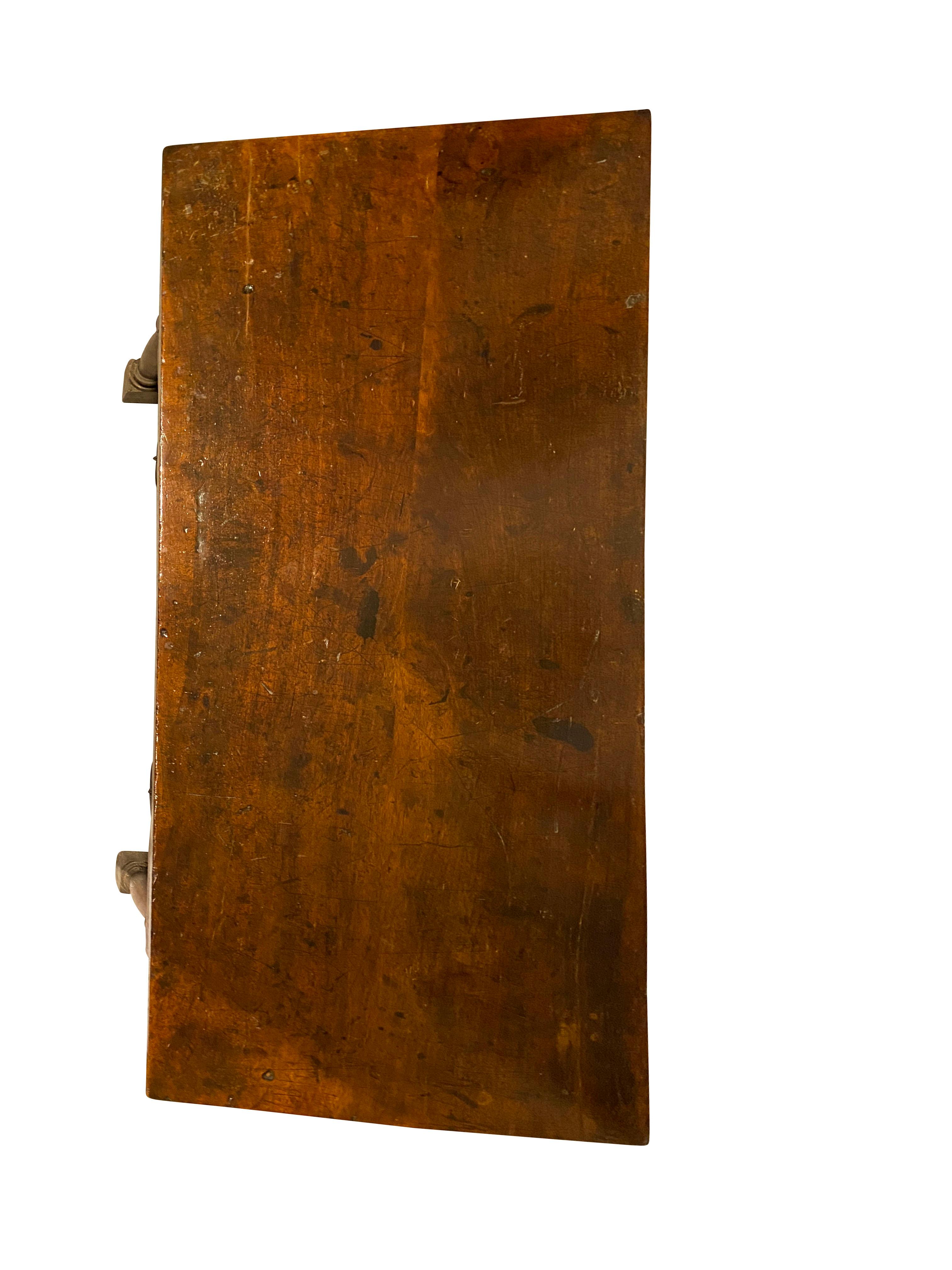 Spanischer Barocktisch aus Nussbaumholz, 17. Jahrhundert im Angebot 2
