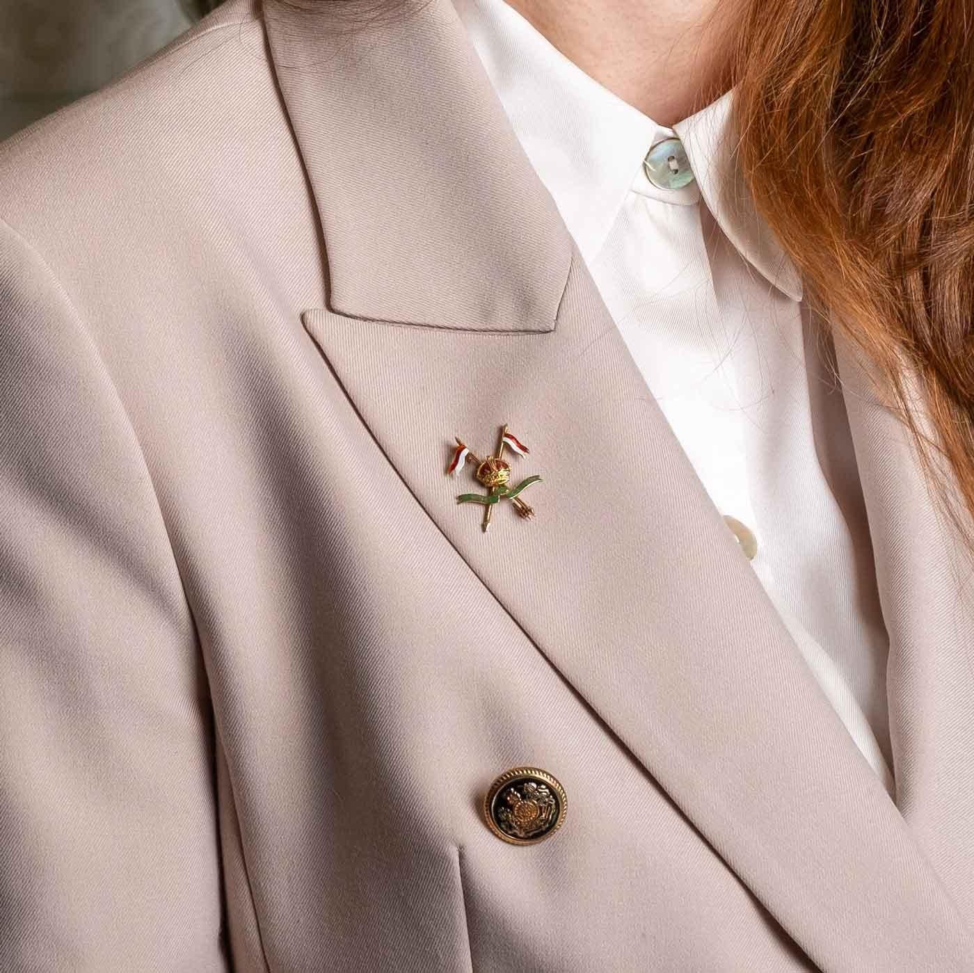 Broche de regimiento engastado en oro de 9 ct con esmaltes policromados - 7º de Caballería Ligera del Ejército Británico de la India. Alrededor de 1930.

Destacados
- Oro de 9 ct y esmaltes policromados (pequeños defectos)
- 7º de Caballería Ligera