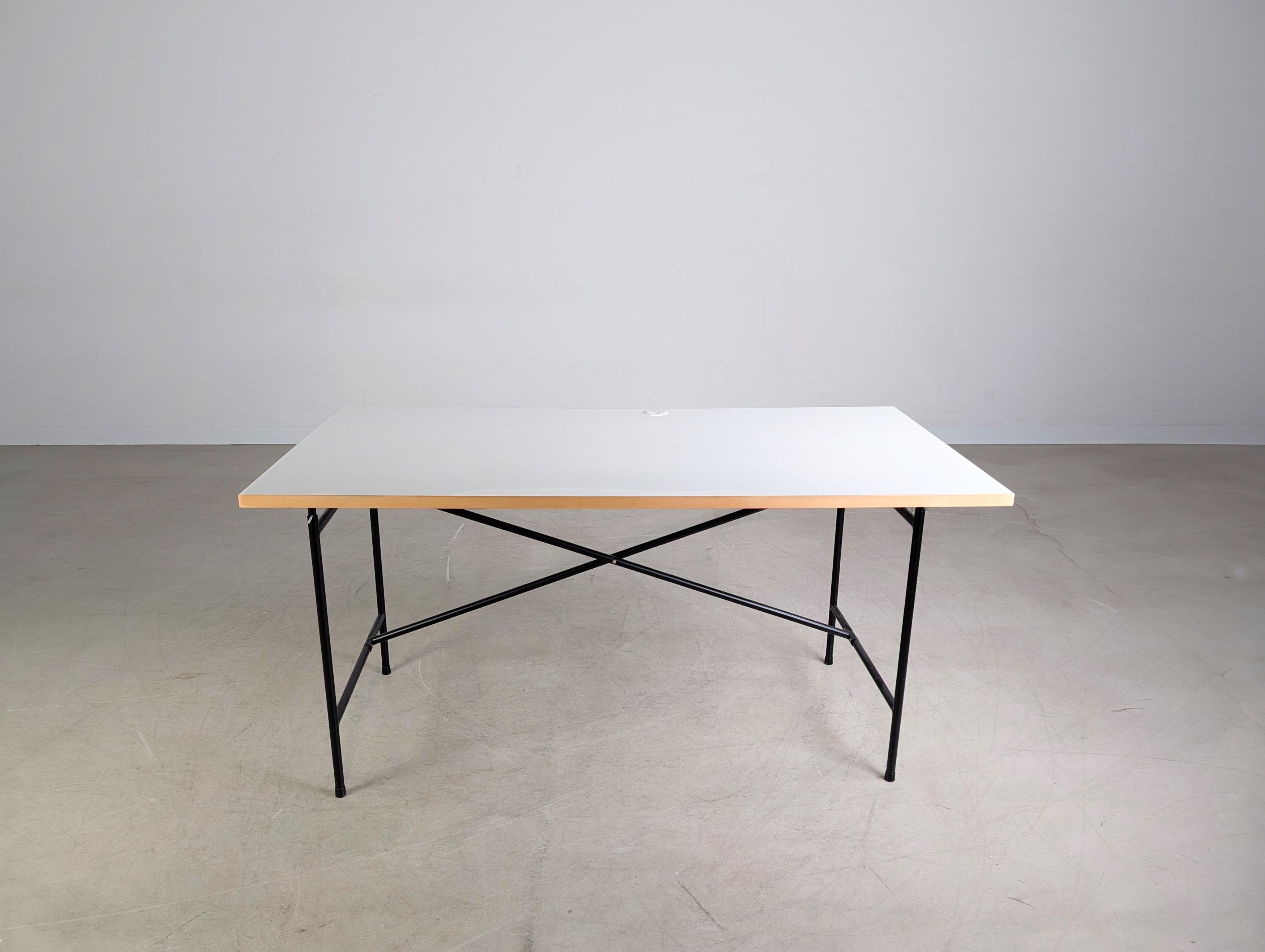 Wir bieten 7 wunderschöne und klassische Schreibtische von Egon Eiermann zum Verkauf an. Das Design stammt von Richard Lamprecht aus den 1950er Jahren, der diesen Tisch als Professor für seine Studierenden entwarf.

Die Tische haben alle die