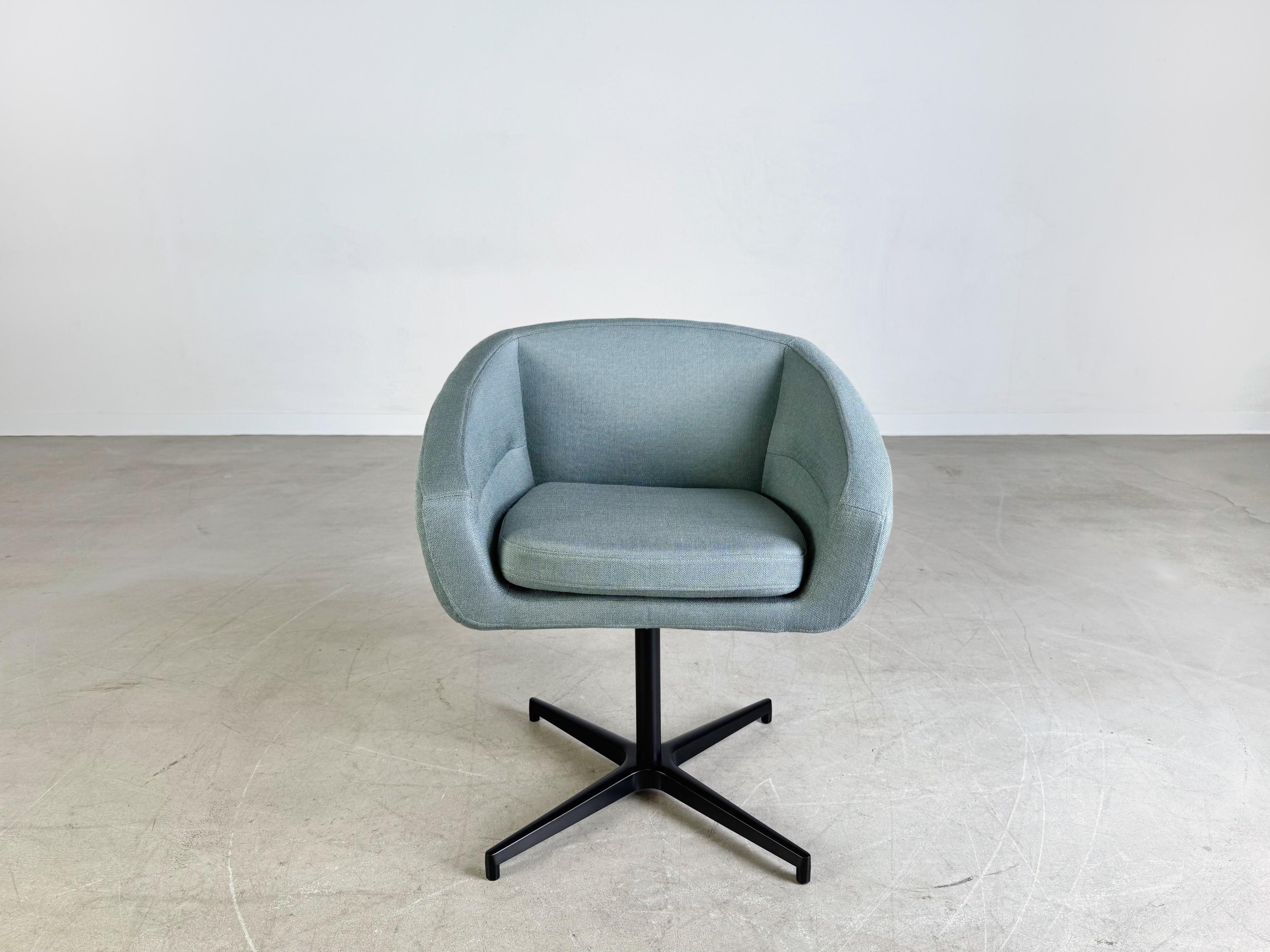 Wir bieten sieben wunderschöne Softline Drehsessel (Modell: Aiko Swivel) in einem modernen hellblau/ grau zum Verkauf an. Die Sessel lassen sich um ihre eigene Achse drehen und verfügen über eine großzügig gestaltete Sitzfläche mit abnehmbarem