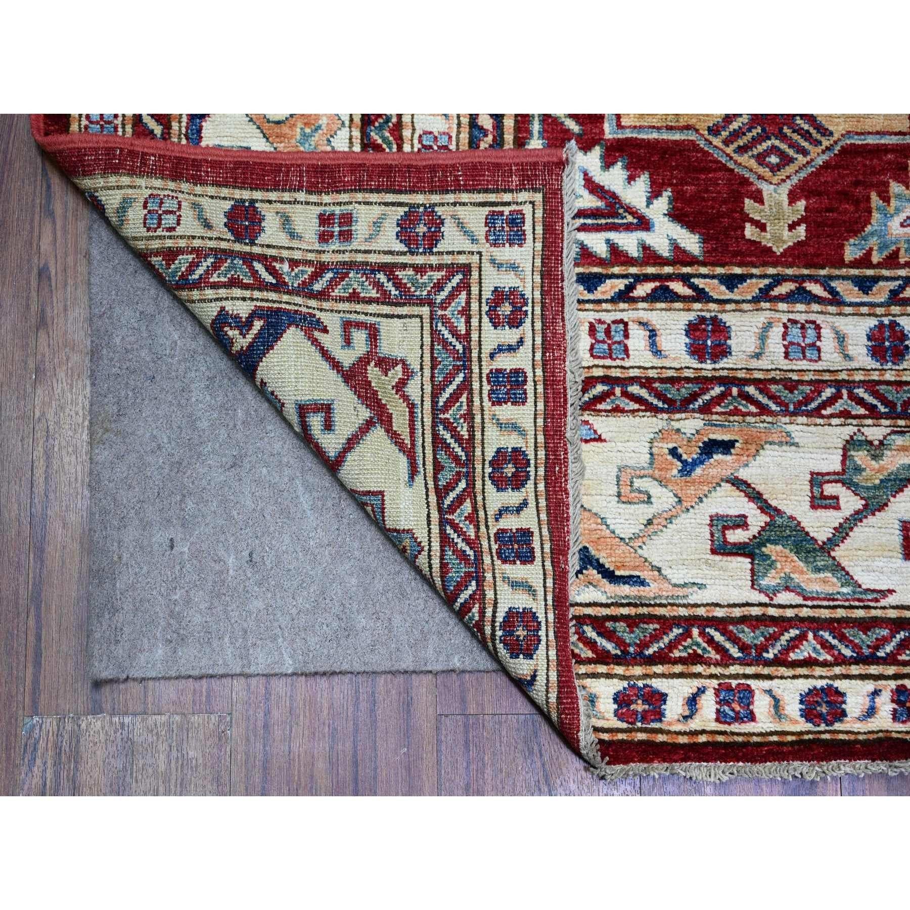 Dies ist eine wirklich echte one-of-a-kind Hand Knotted Afghan Super Kazak mit All Over Medaillons, Orientteppich. Es wurde monatelang von erfahrenen Kunsthandwerkern in jahrhundertealten Webtechniken geknüpft.
Primäre MATERIALIEN: Wolle
Latex: Kein