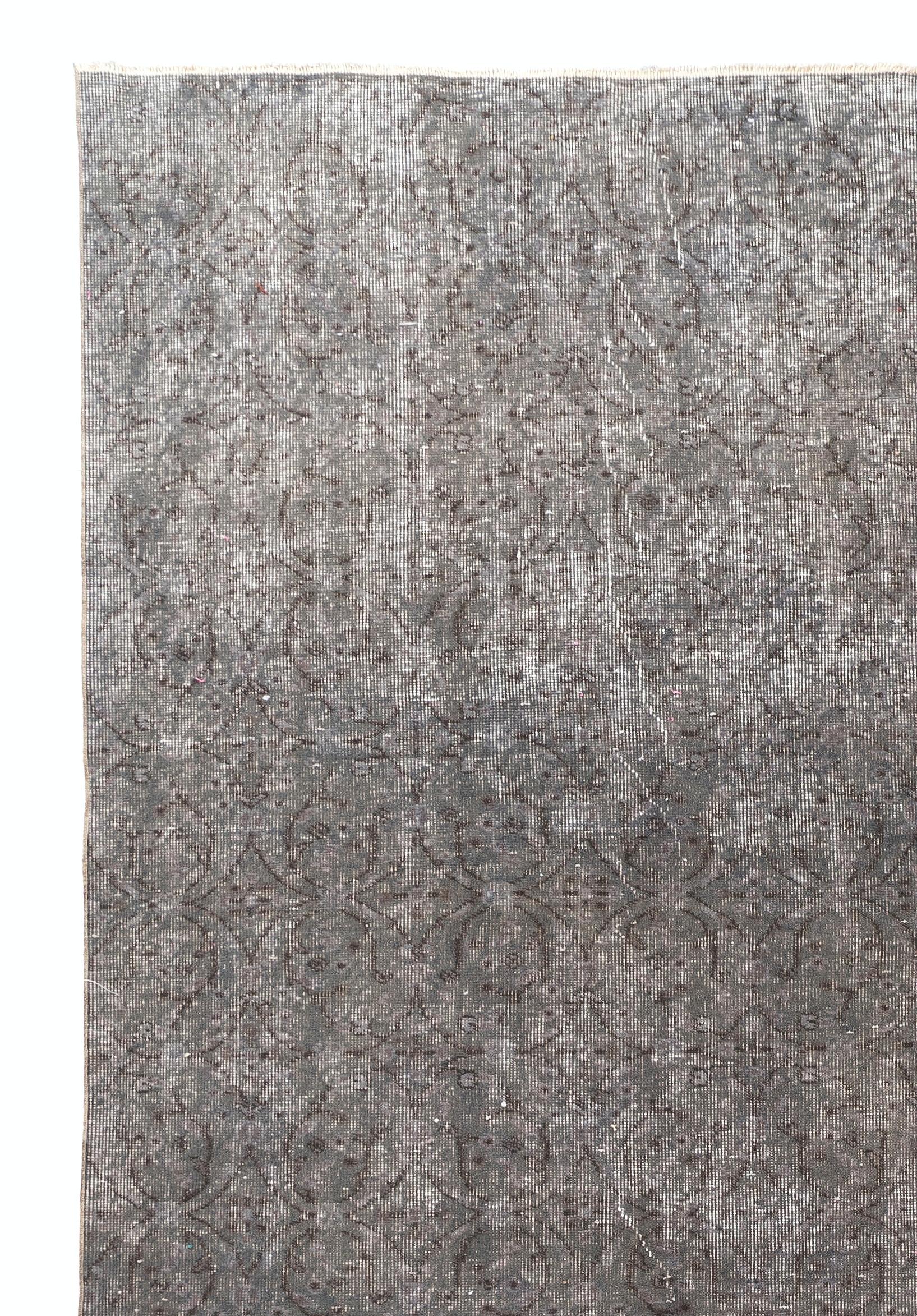 Ein türkischer Teppich im Vintage-Stil, der in Grau gefärbt ist und sich für zeitgenössische Interieurs eignet.
Fein handgeknüpft, niedriger Wollflor auf Baumwollbasis. Professionell gewaschen.
Robust und geeignet für stark frequentierte Bereiche,