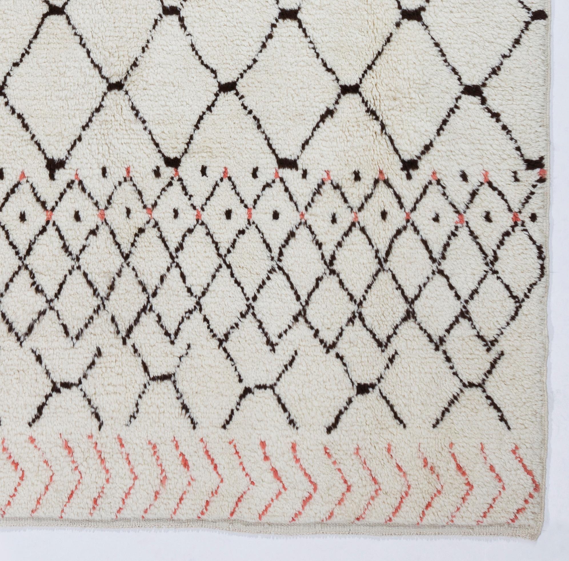 Marokkanischer Tulu-Teppich. 100 % weiche, gemütliche Wolle. Zottelteppich. Kundenspezifische Optionen verfügbar (Türkisch) im Angebot