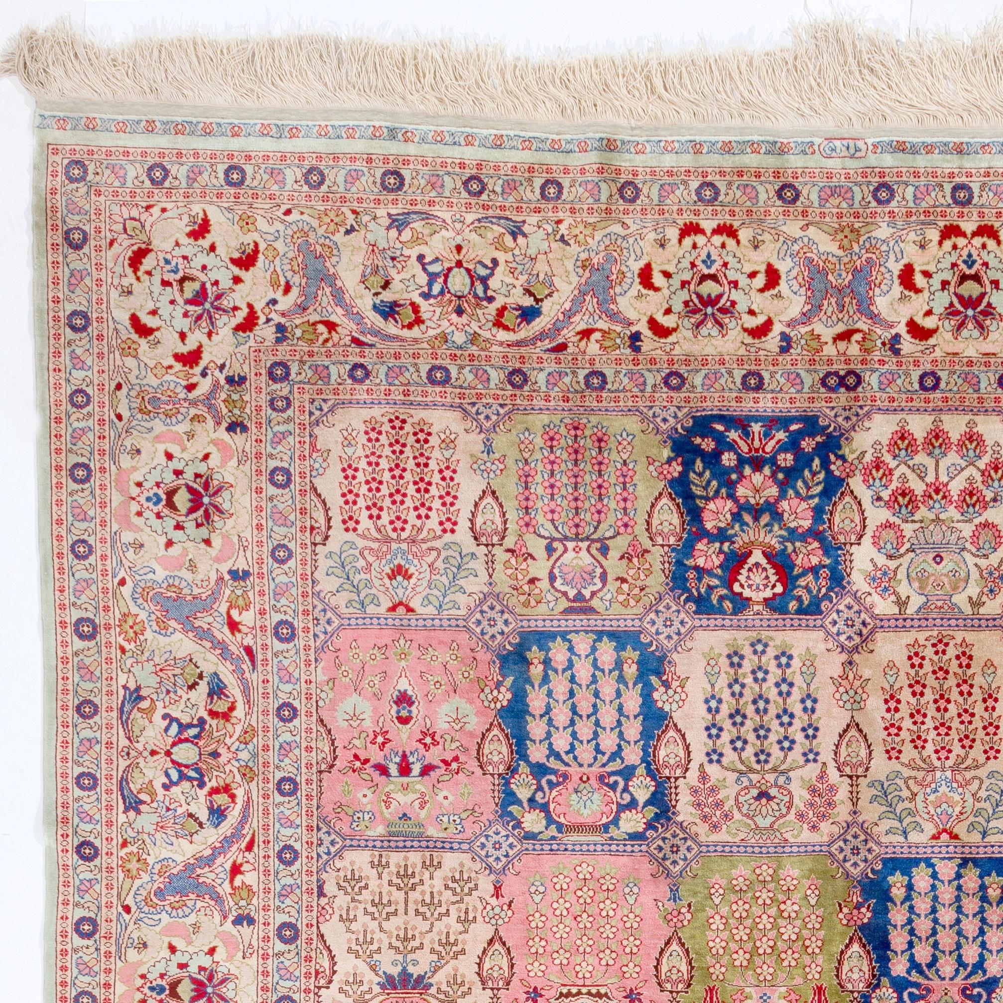 Ce tapis en soie Hereke, d'une élégance exquise, présente ce que l'on appelle un 