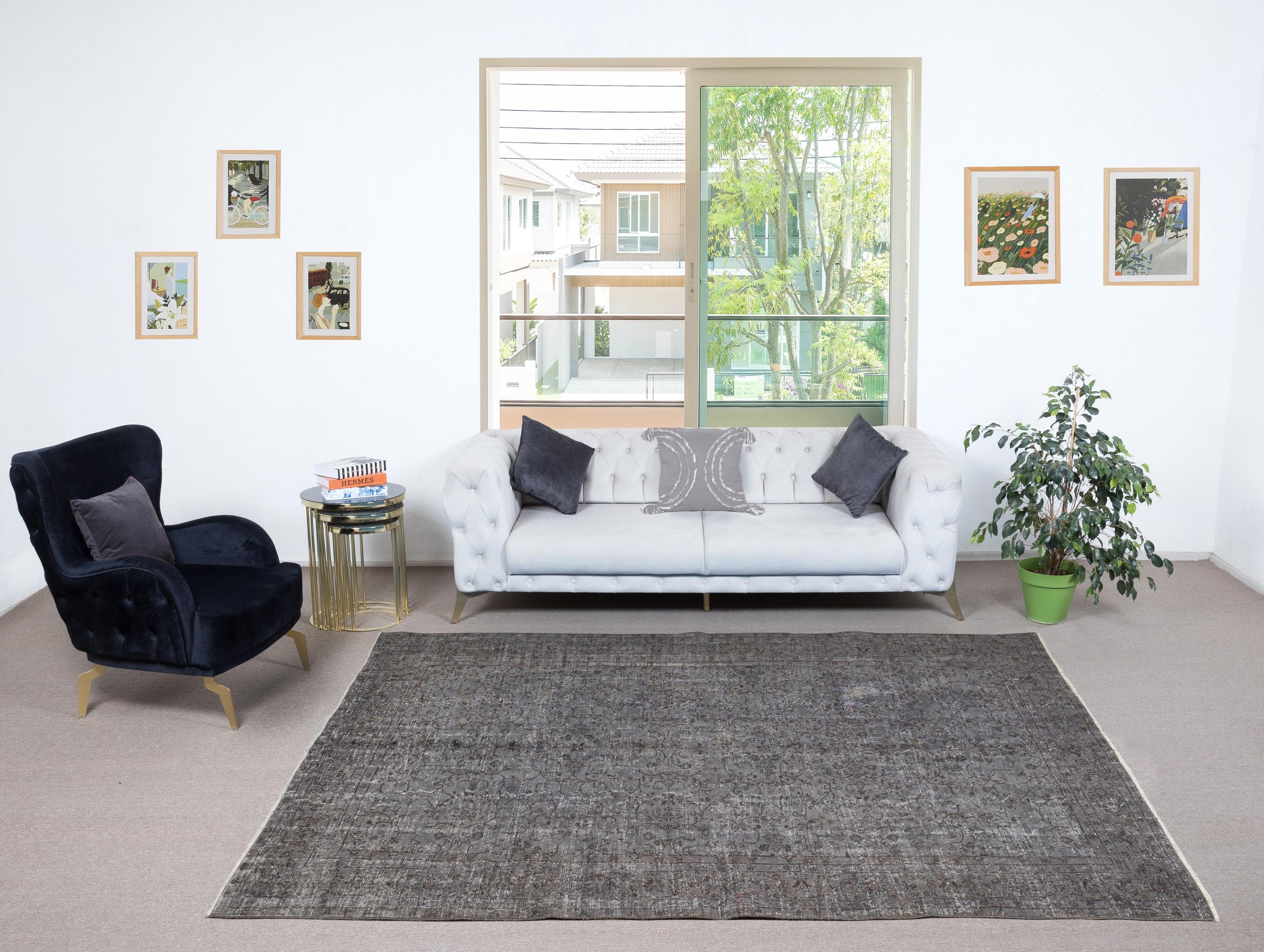 Nos tapis surteints sont tous des tapis turcs vintage noués à la main, soigneusement restaurés et réimaginés dans notre atelier pour s'adapter à un large éventail de styles de décoration intérieure - de l'esthétique moderne et minimaliste à