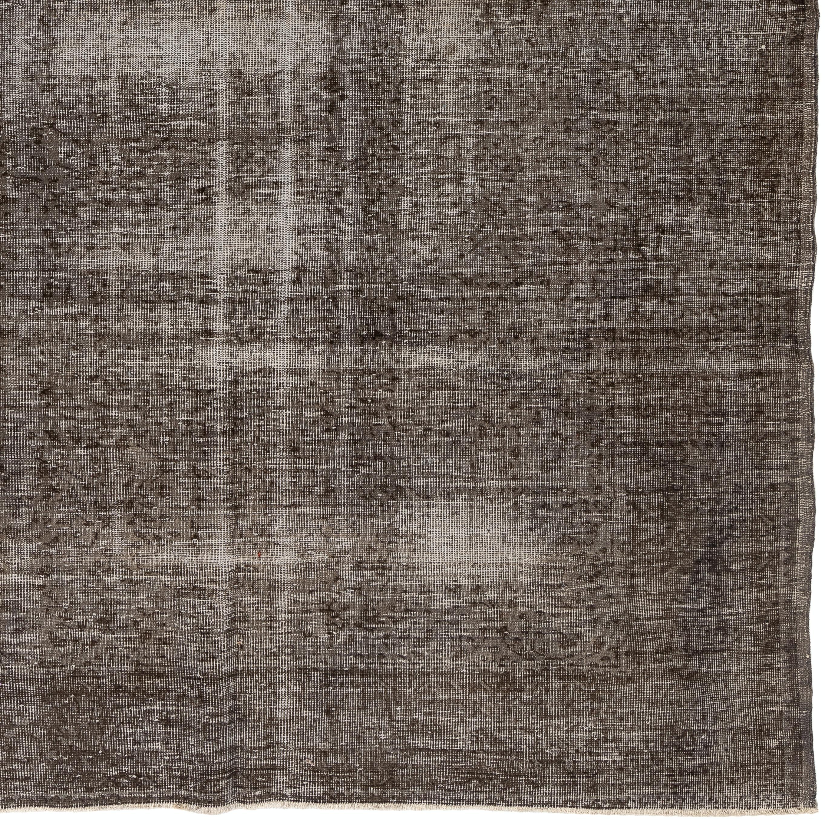 7x10 Ft Handgefertigter türkischer Teppich im Used-Look der 1950er Jahre in Grau und Taupe, moderner Teppich (Türkisch) im Angebot