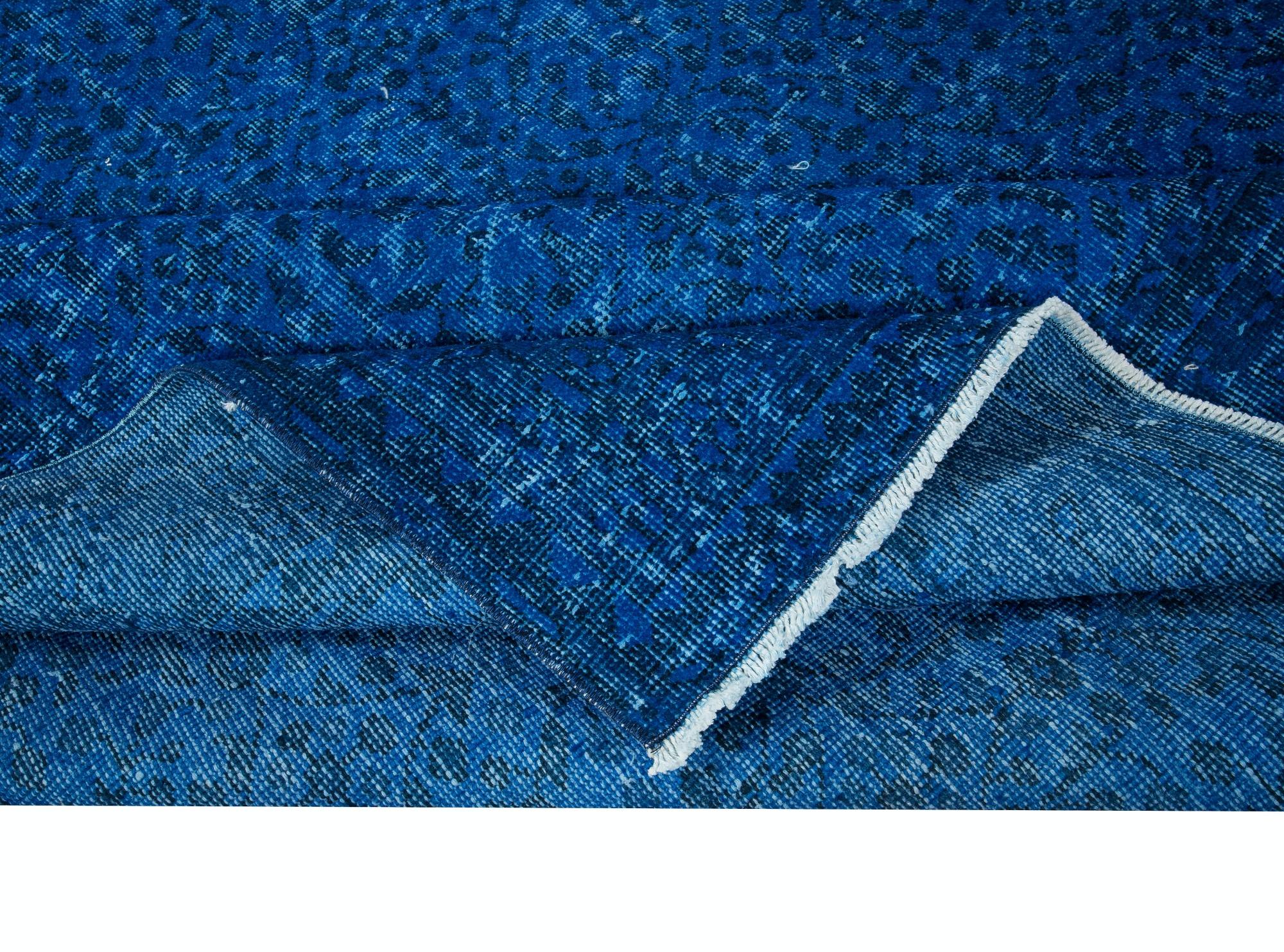 7x10 Ft Moderner blauer Teppich aus Wolle und Baumwolle, handgeknüpft in der Türkei (Handgewebt) im Angebot